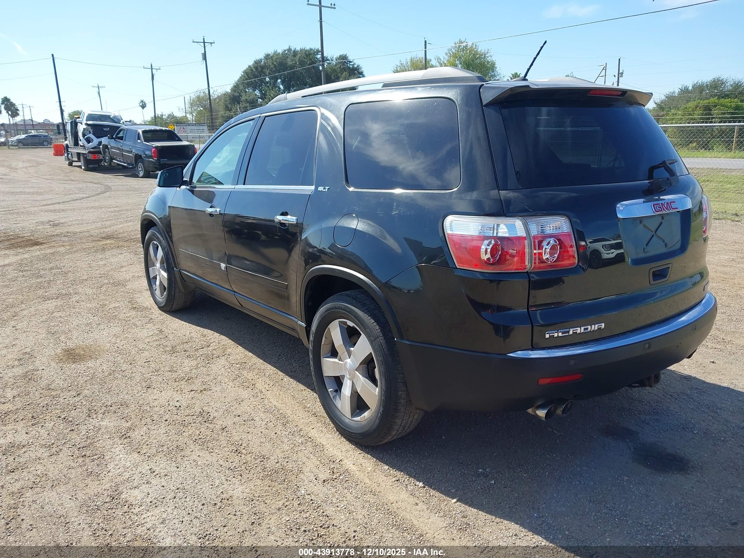 GMC ACADIA image 3