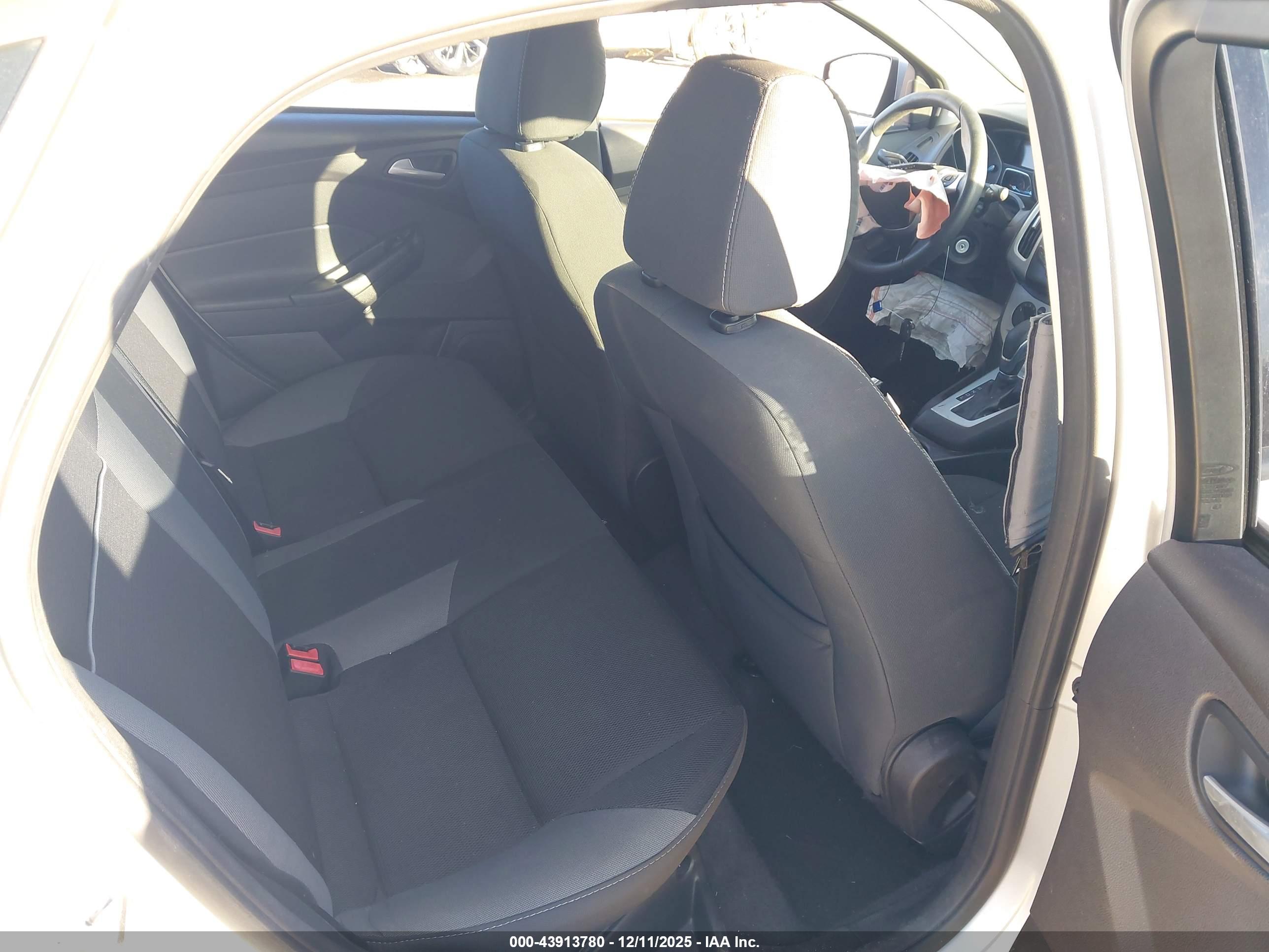 FORD FOCUS image 8