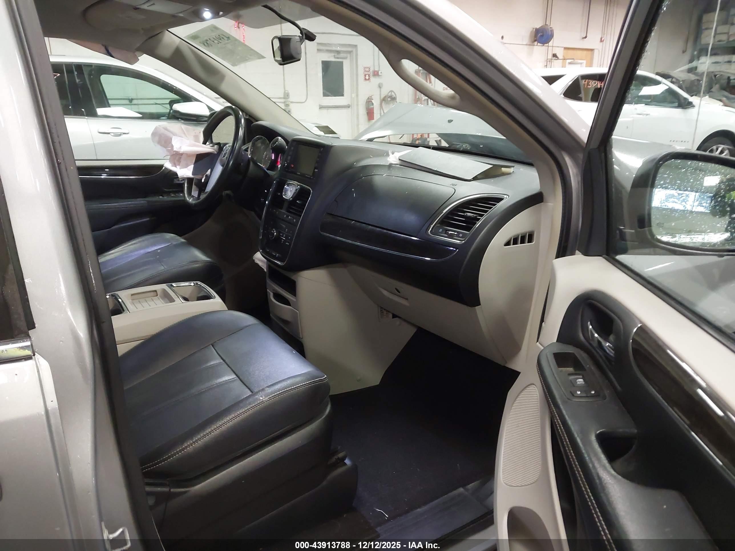 CHRYSLER TOWN image 5