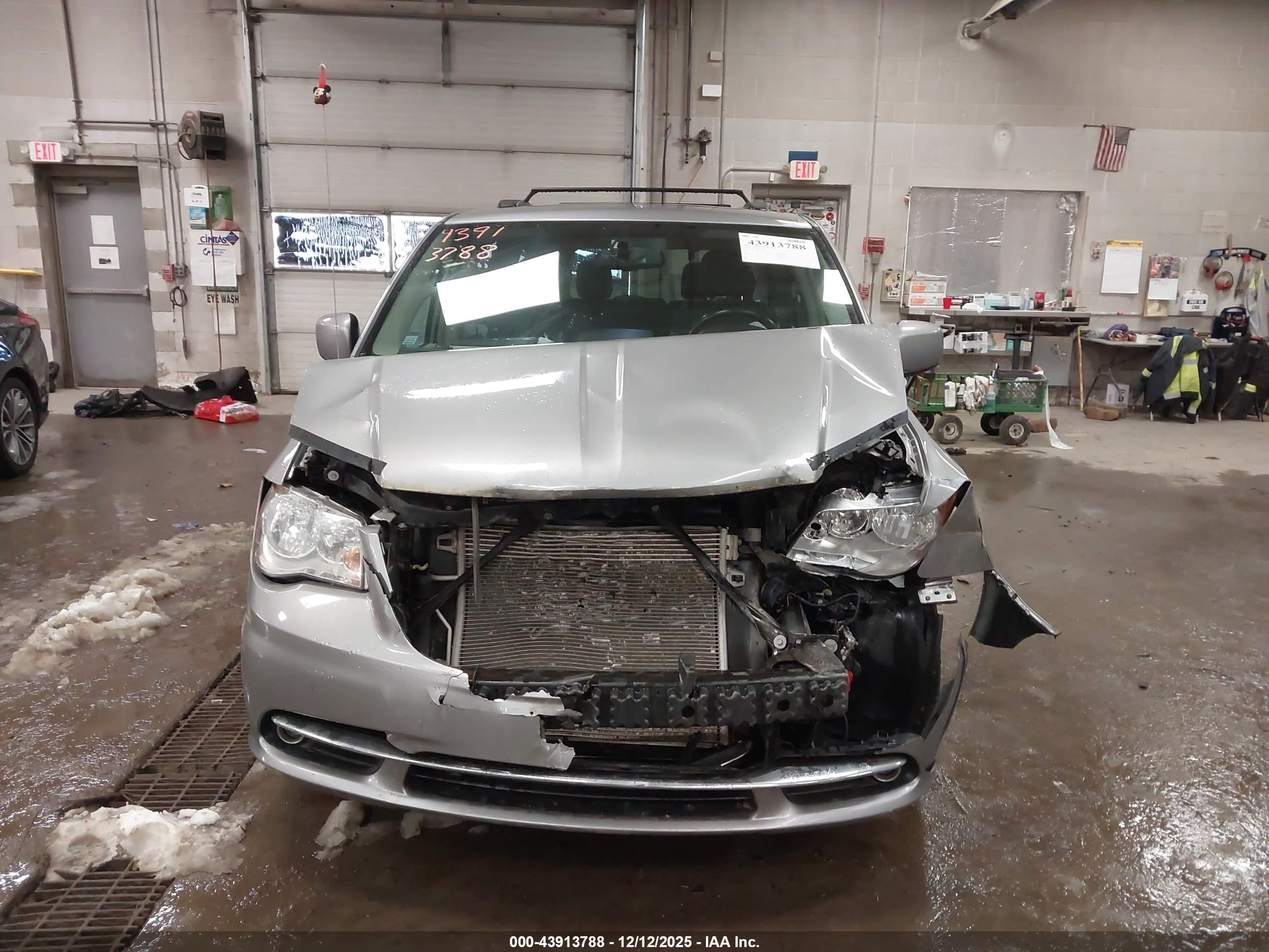 CHRYSLER TOWN image 6
