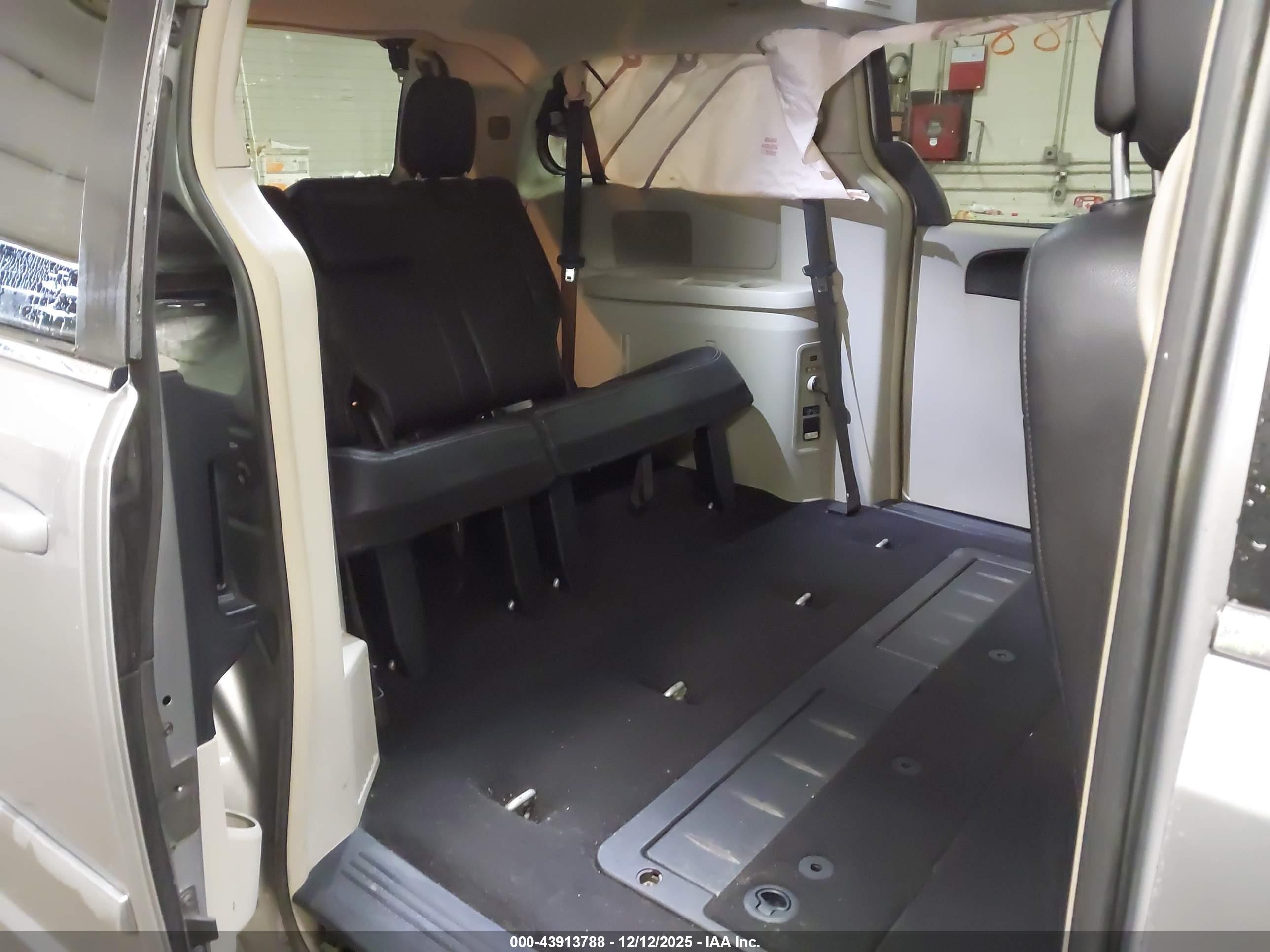 CHRYSLER TOWN image 8