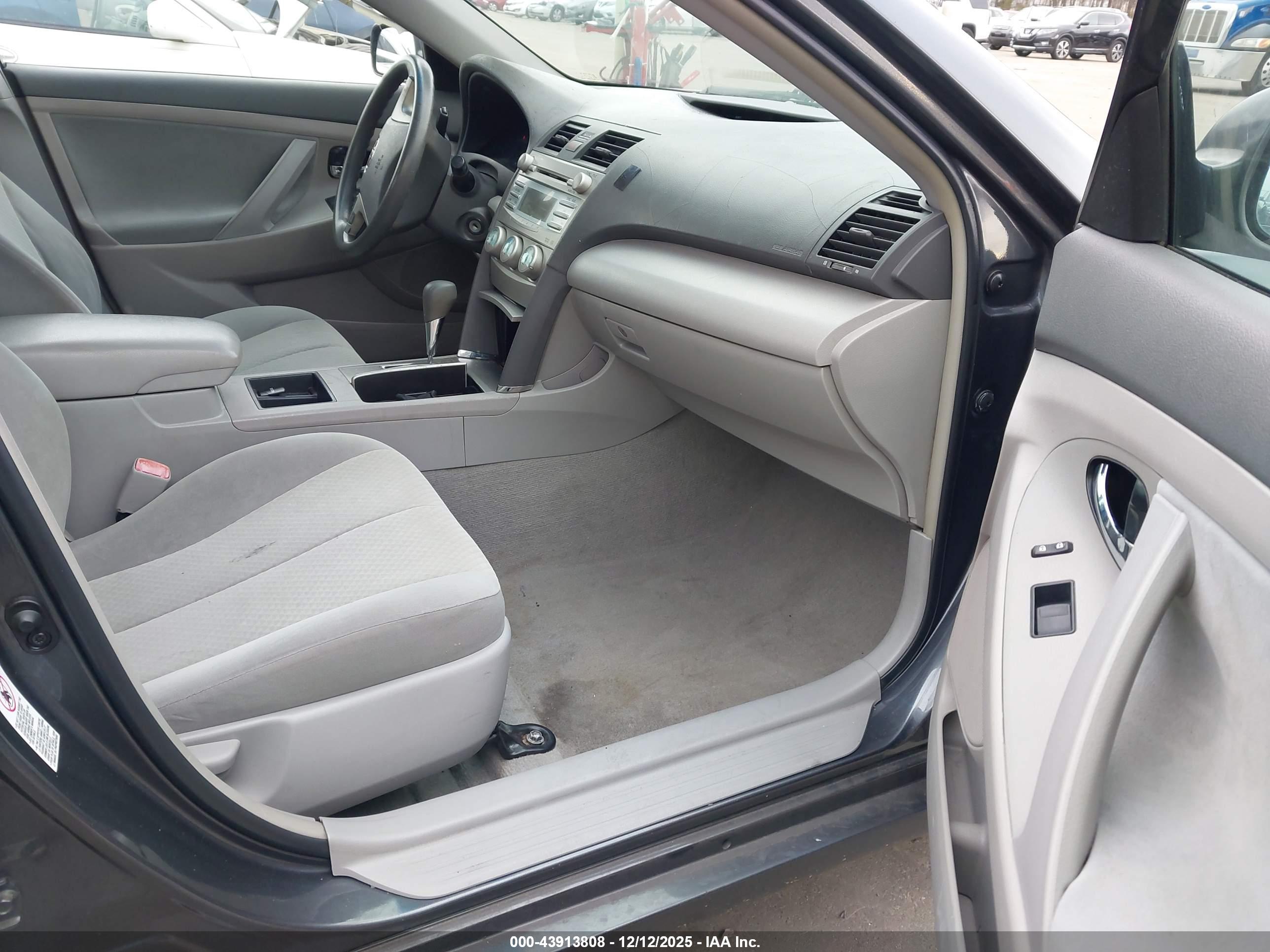 TOYOTA CAMRY image 5