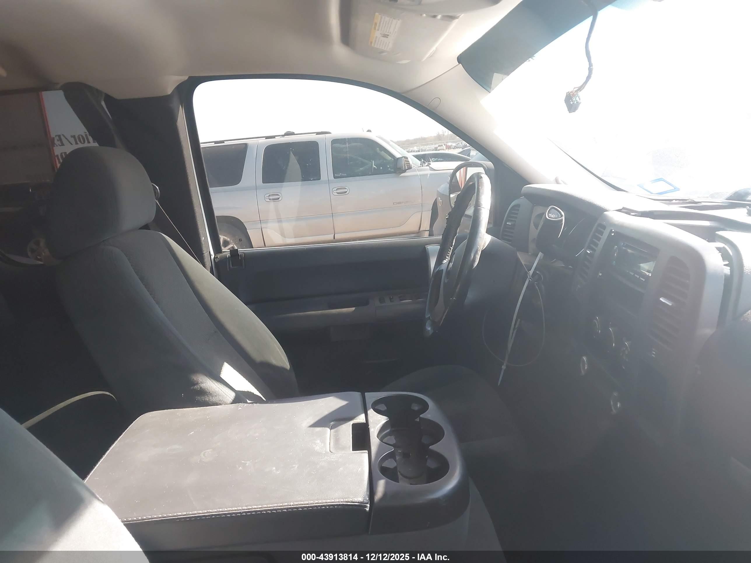 CHEVROLET SILVERADO image 5