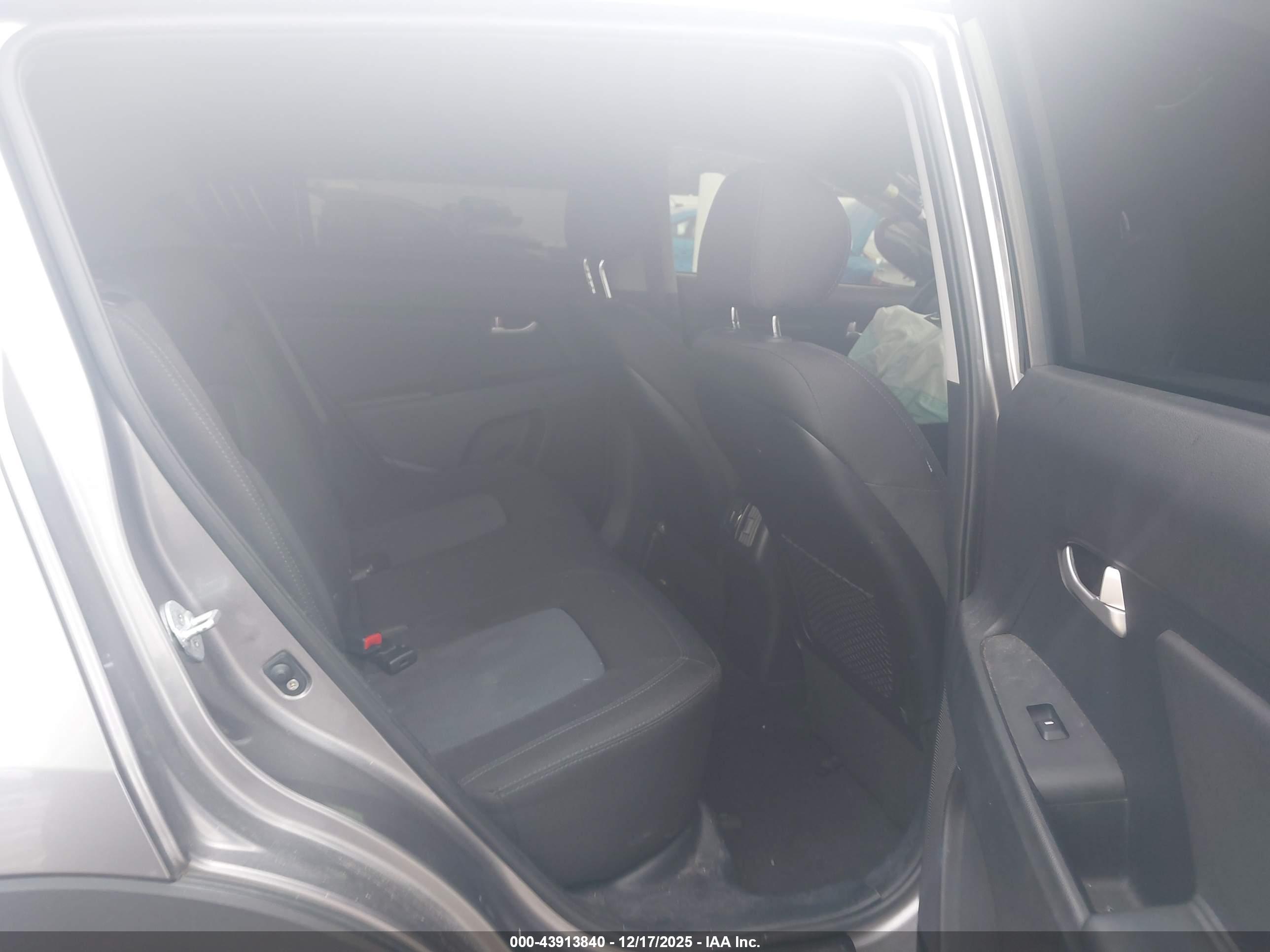 KIA SPORTAGE image 8