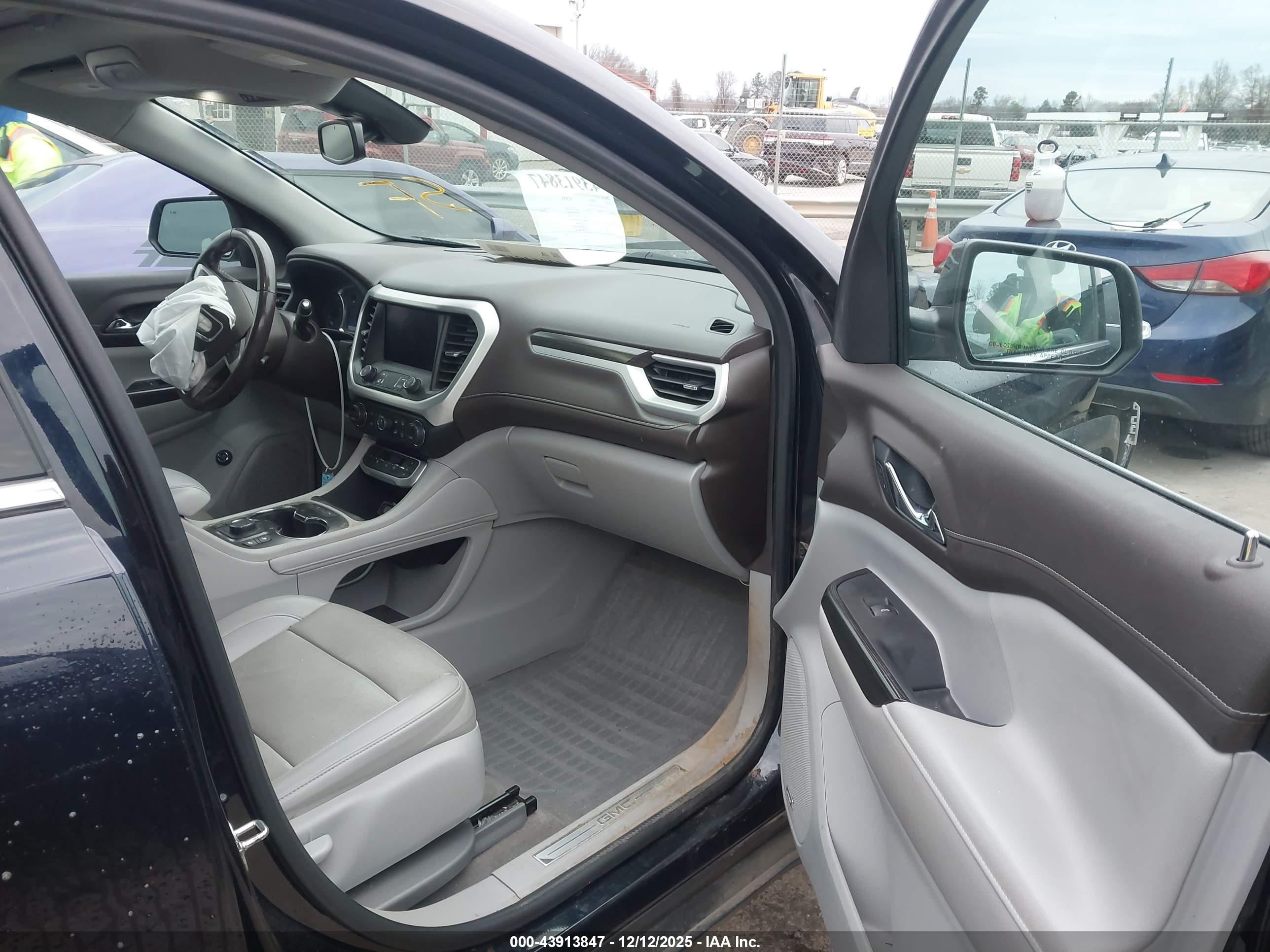 GMC ACADIA image 5