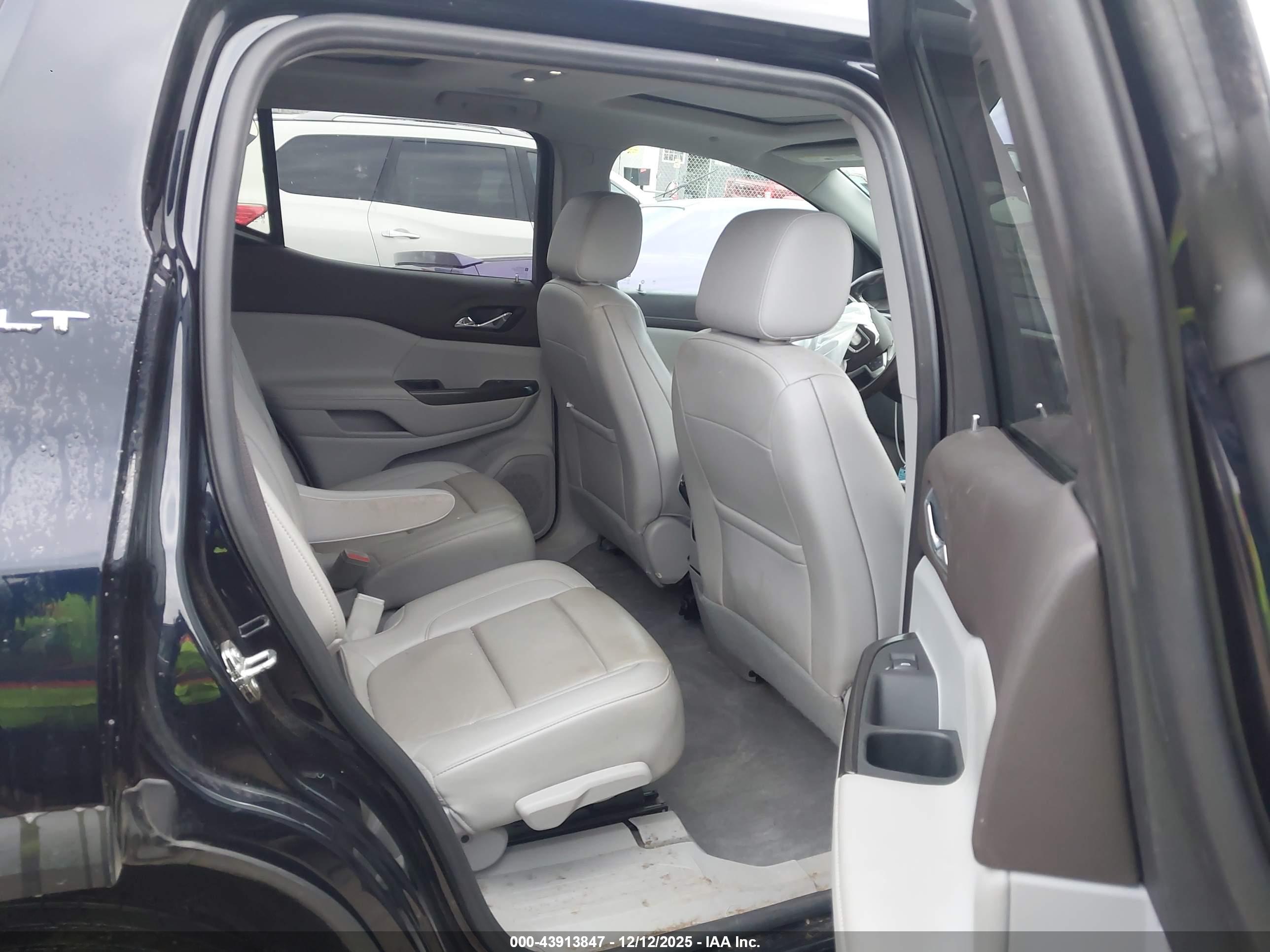 GMC ACADIA image 8