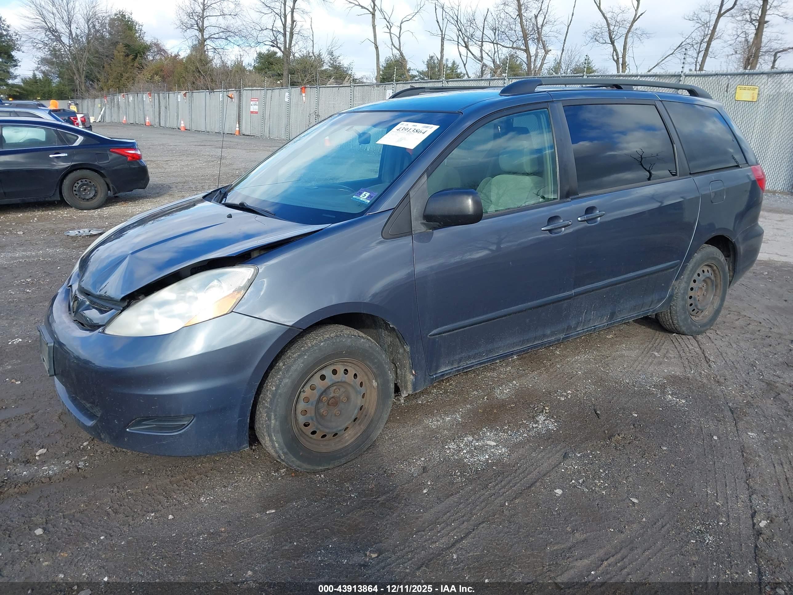 TOYOTA SIENNA image 2