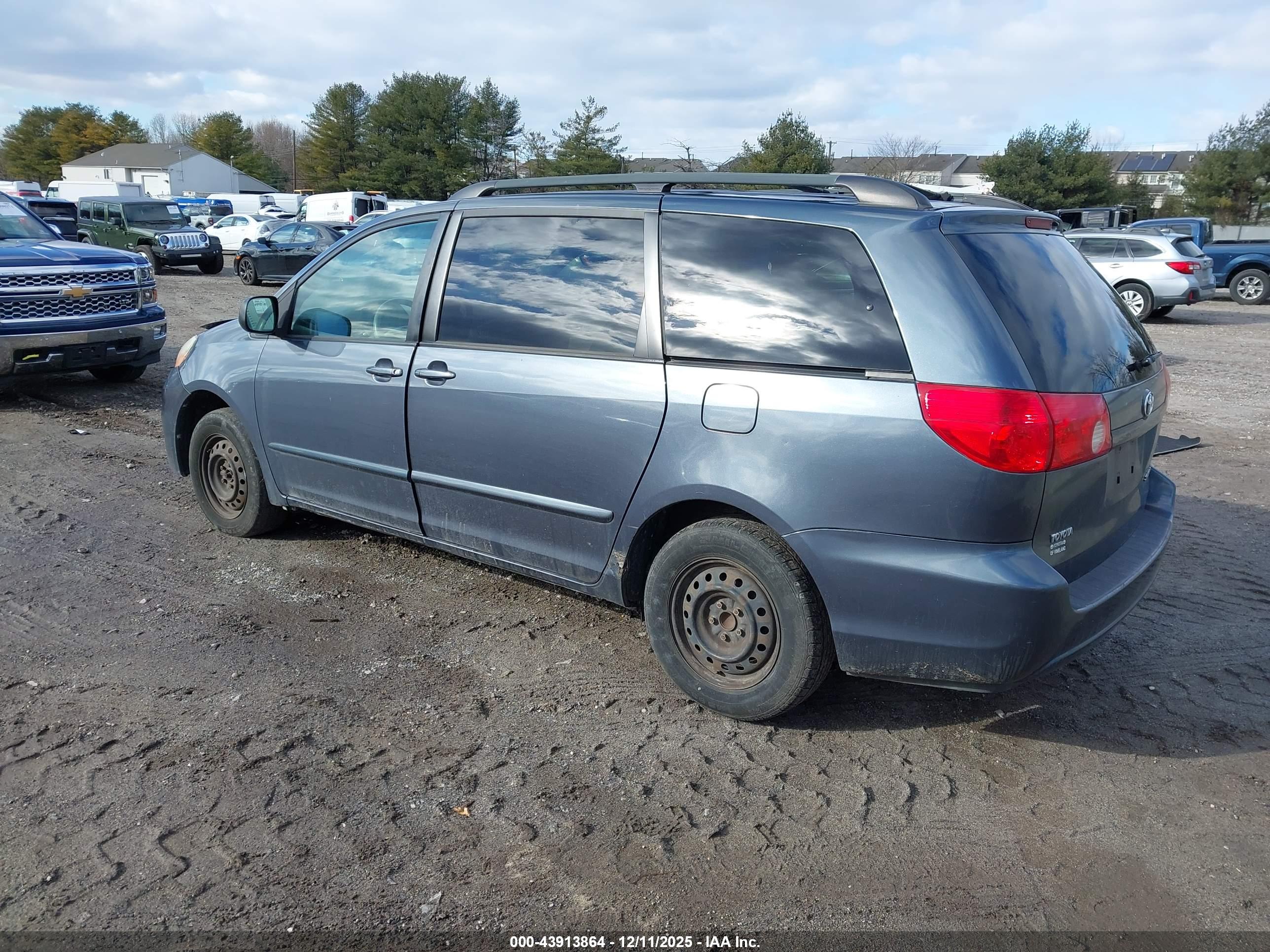 TOYOTA SIENNA image 3