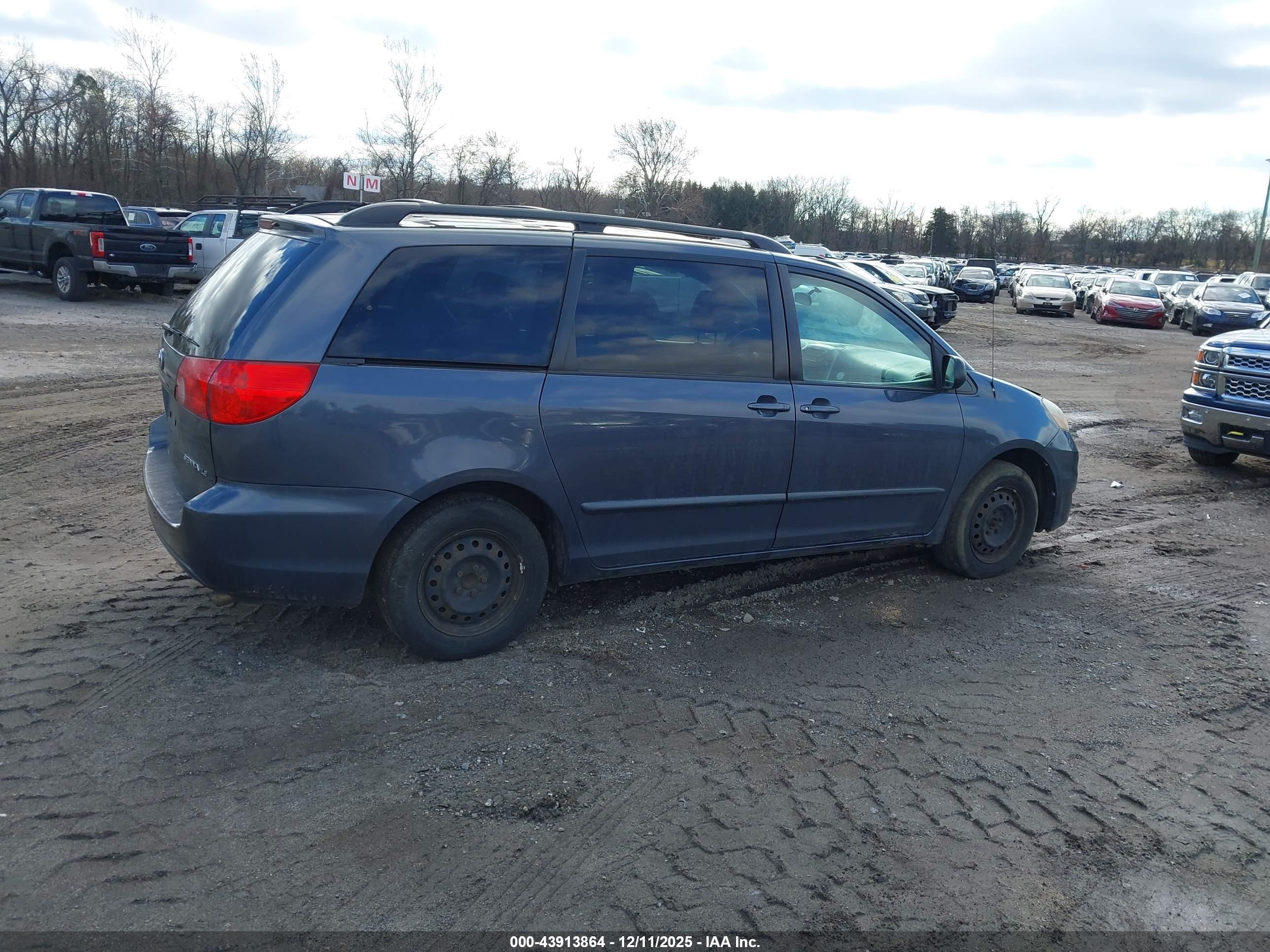 TOYOTA SIENNA image 4