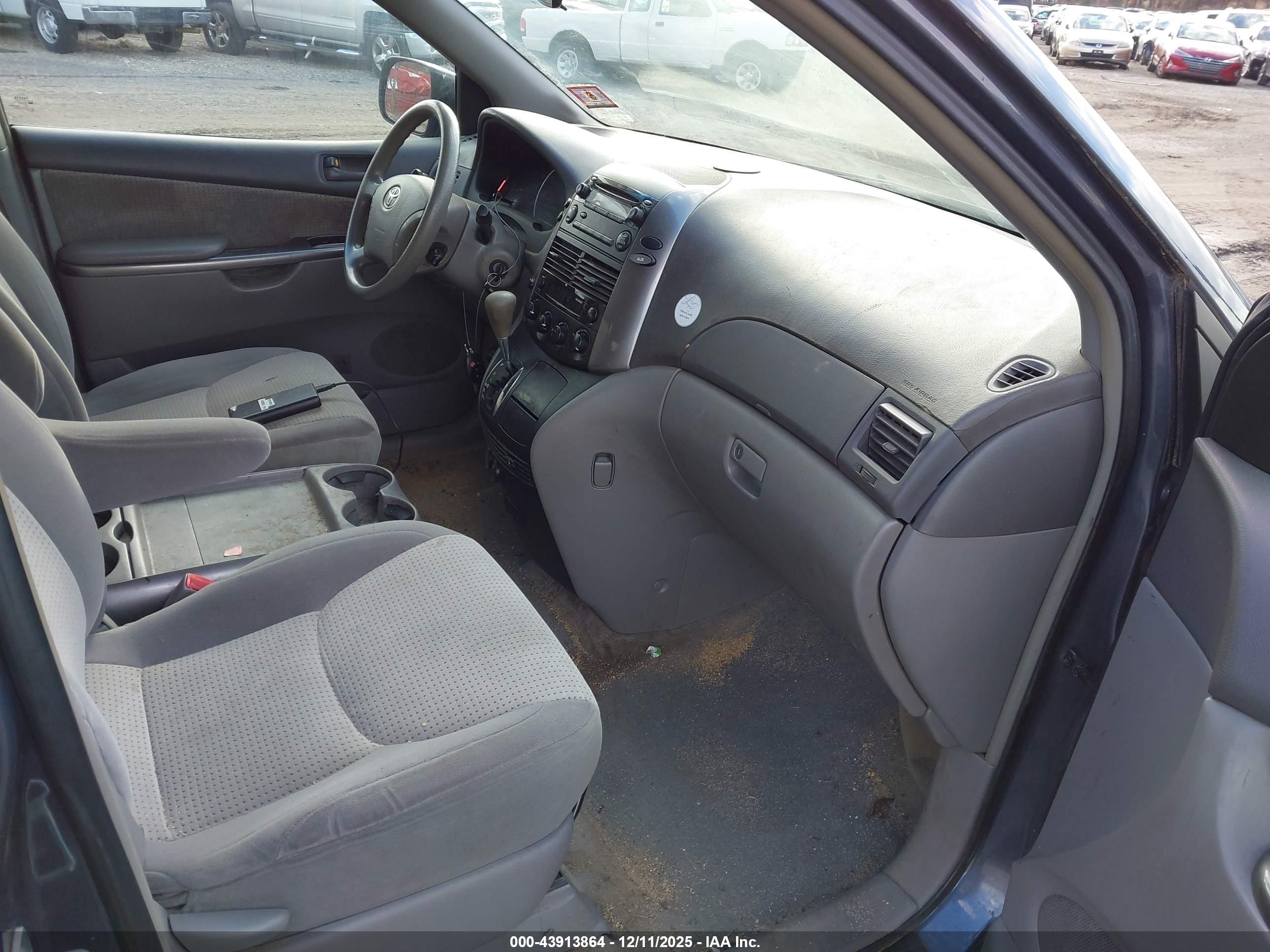 TOYOTA SIENNA image 5