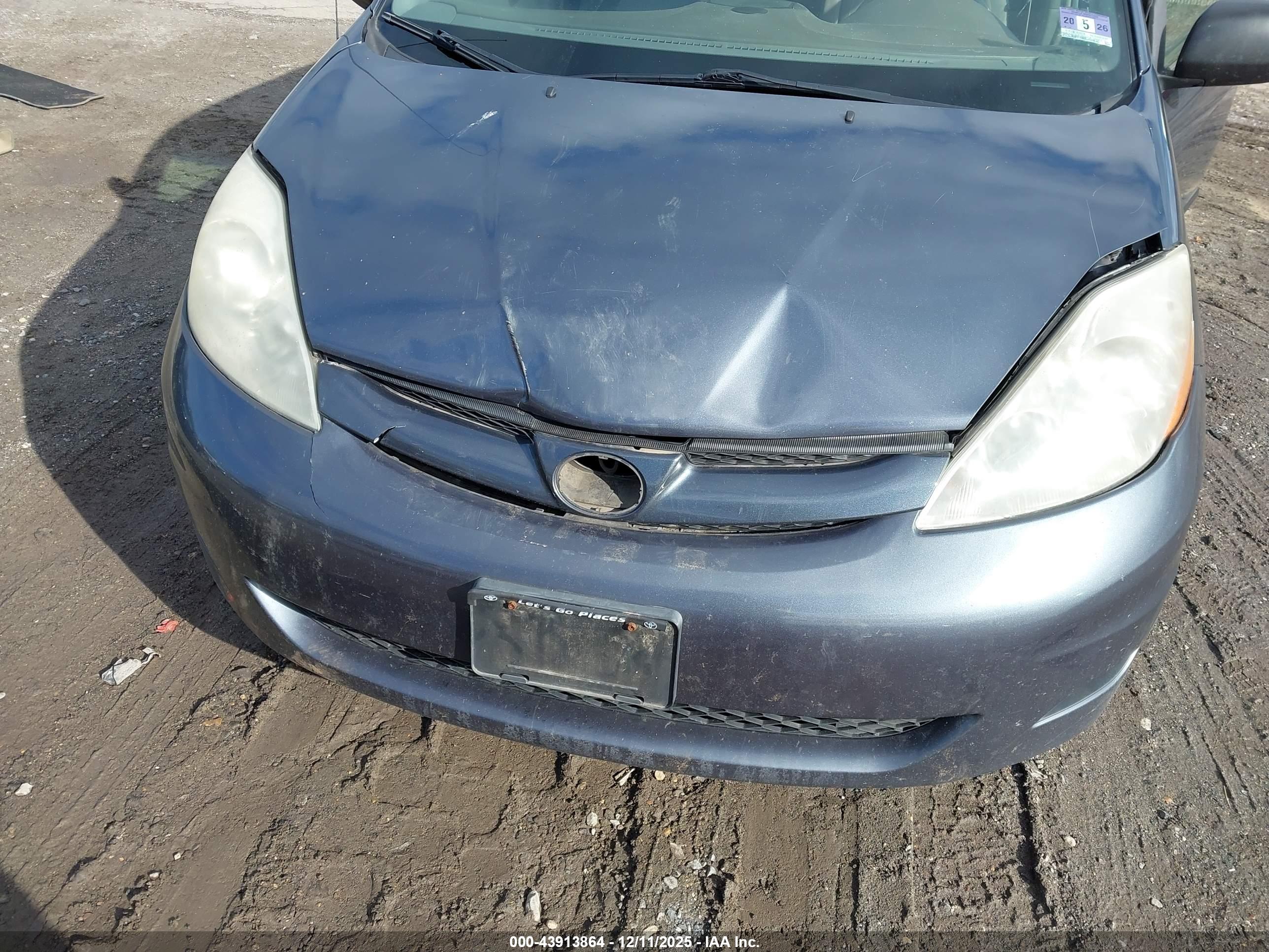 TOYOTA SIENNA image 6