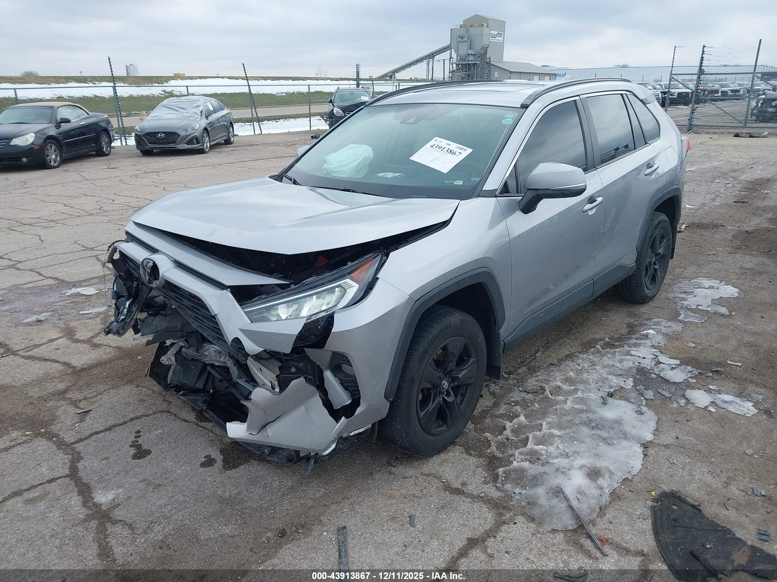 TOYOTA RAV4 image 2