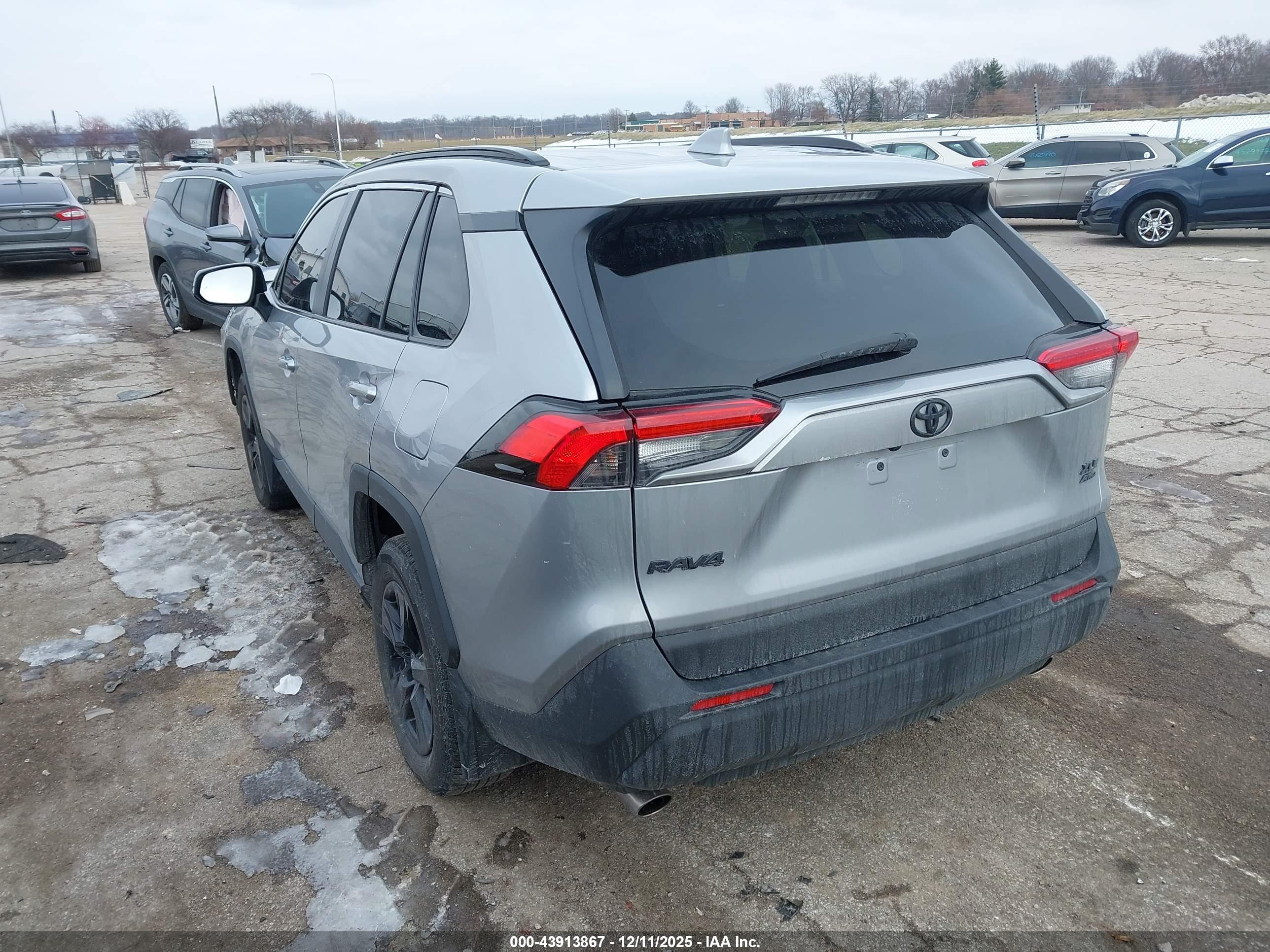 TOYOTA RAV4 image 3