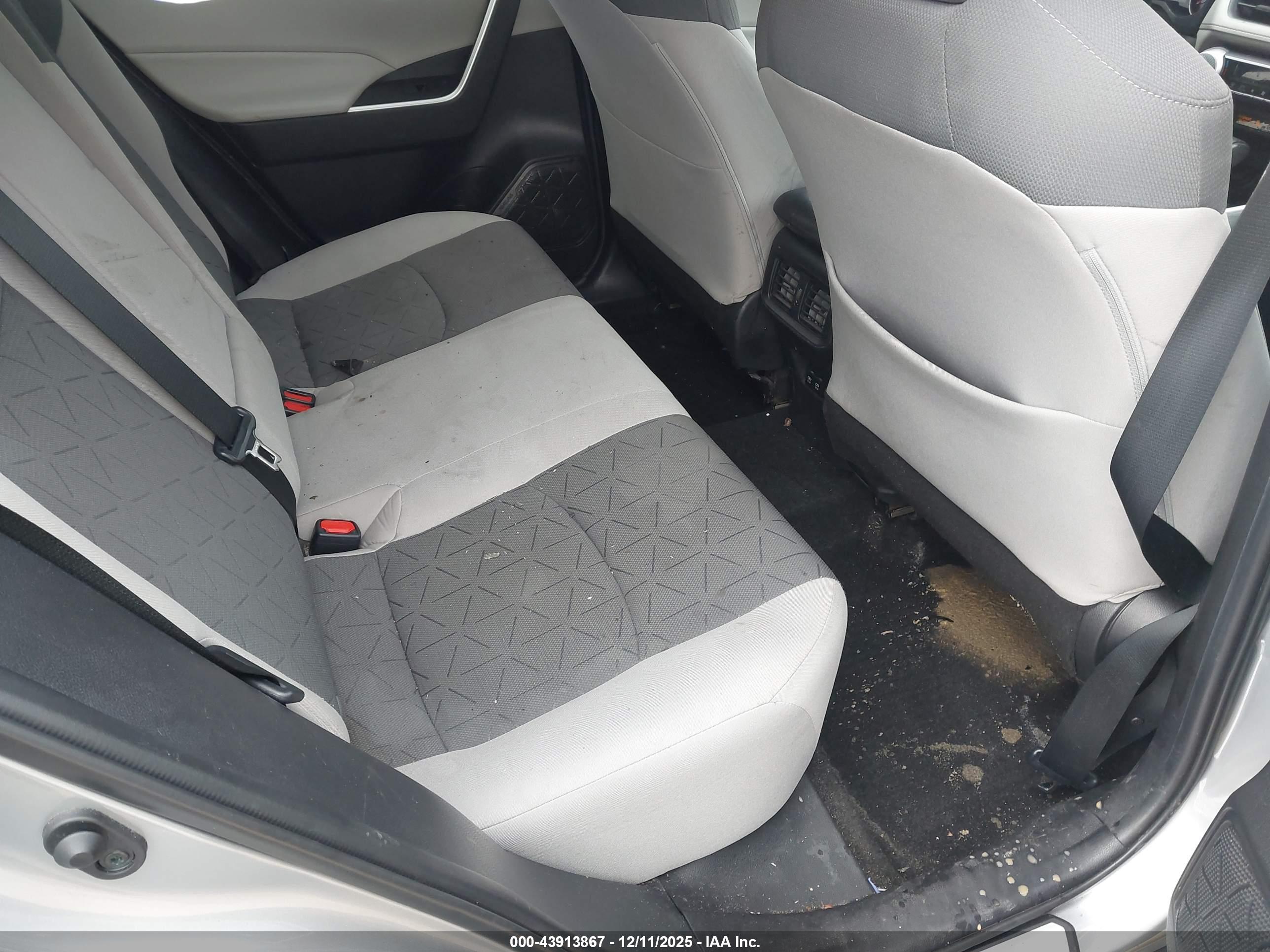 TOYOTA RAV4 image 8