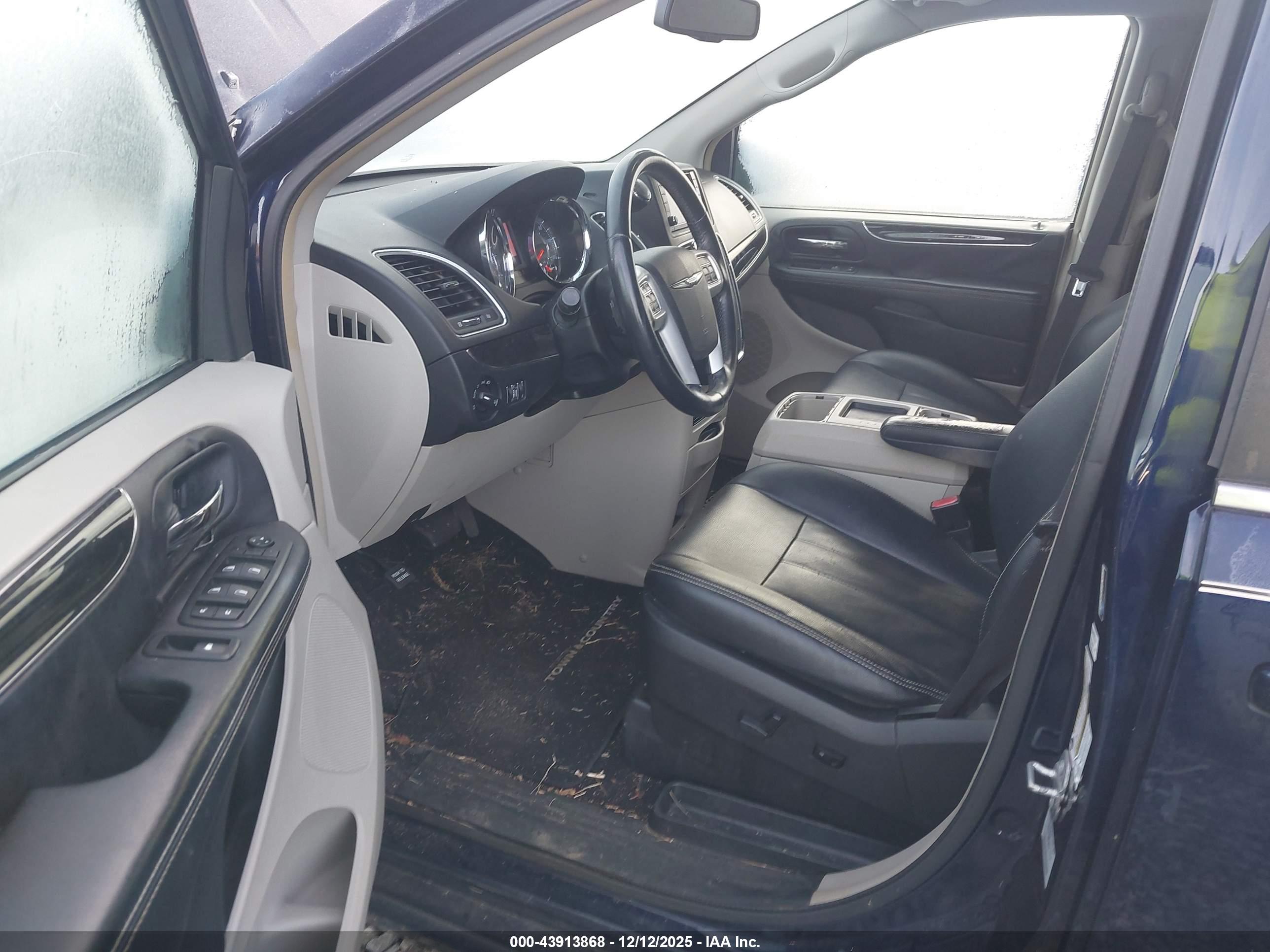 CHRYSLER TOWN image 5