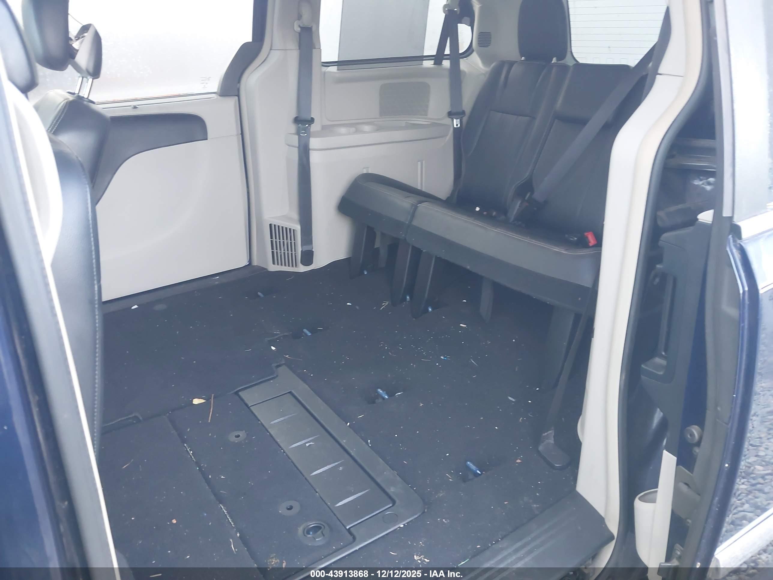 CHRYSLER TOWN image 8