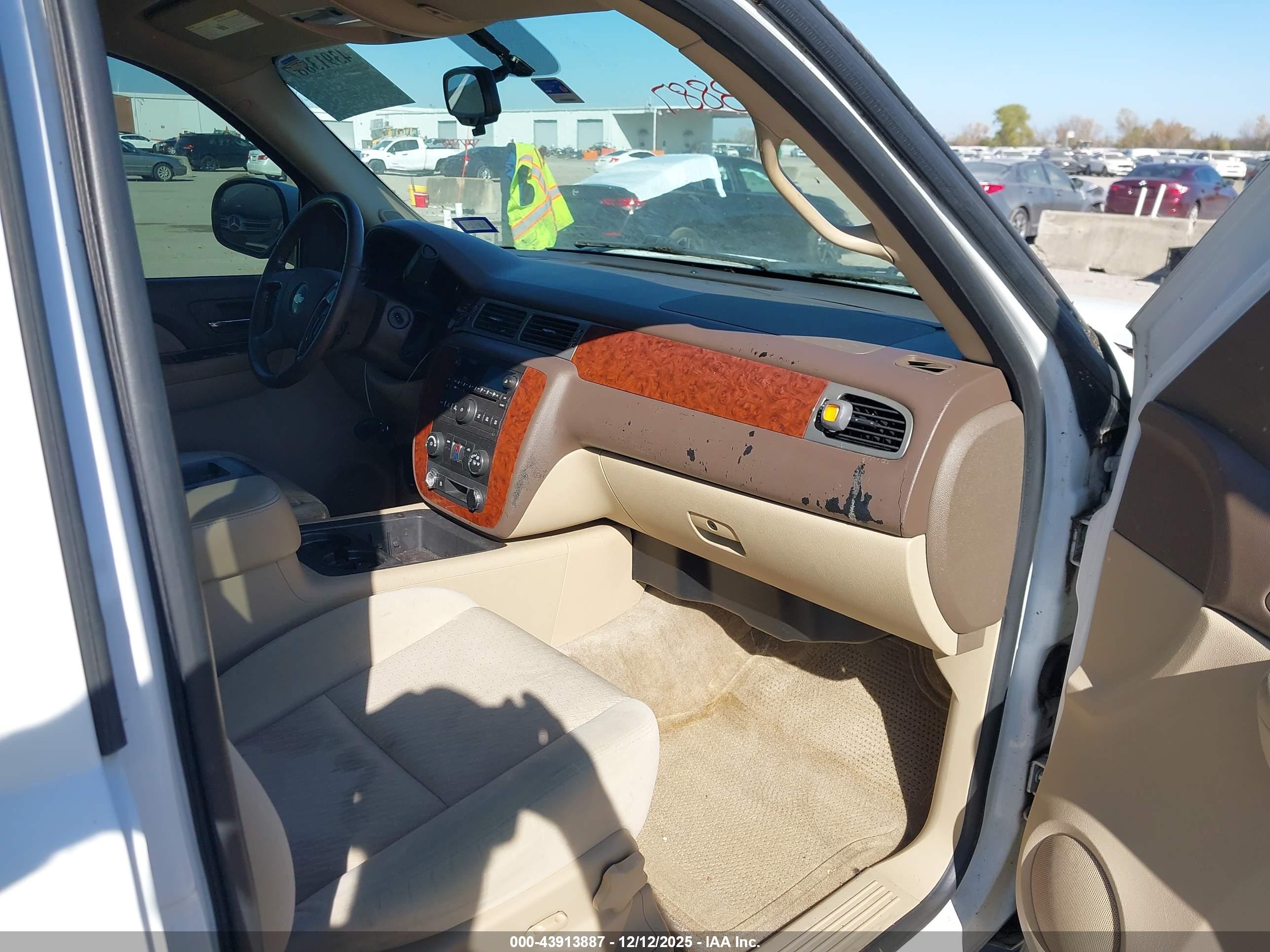 CHEVROLET TAHOE image 5