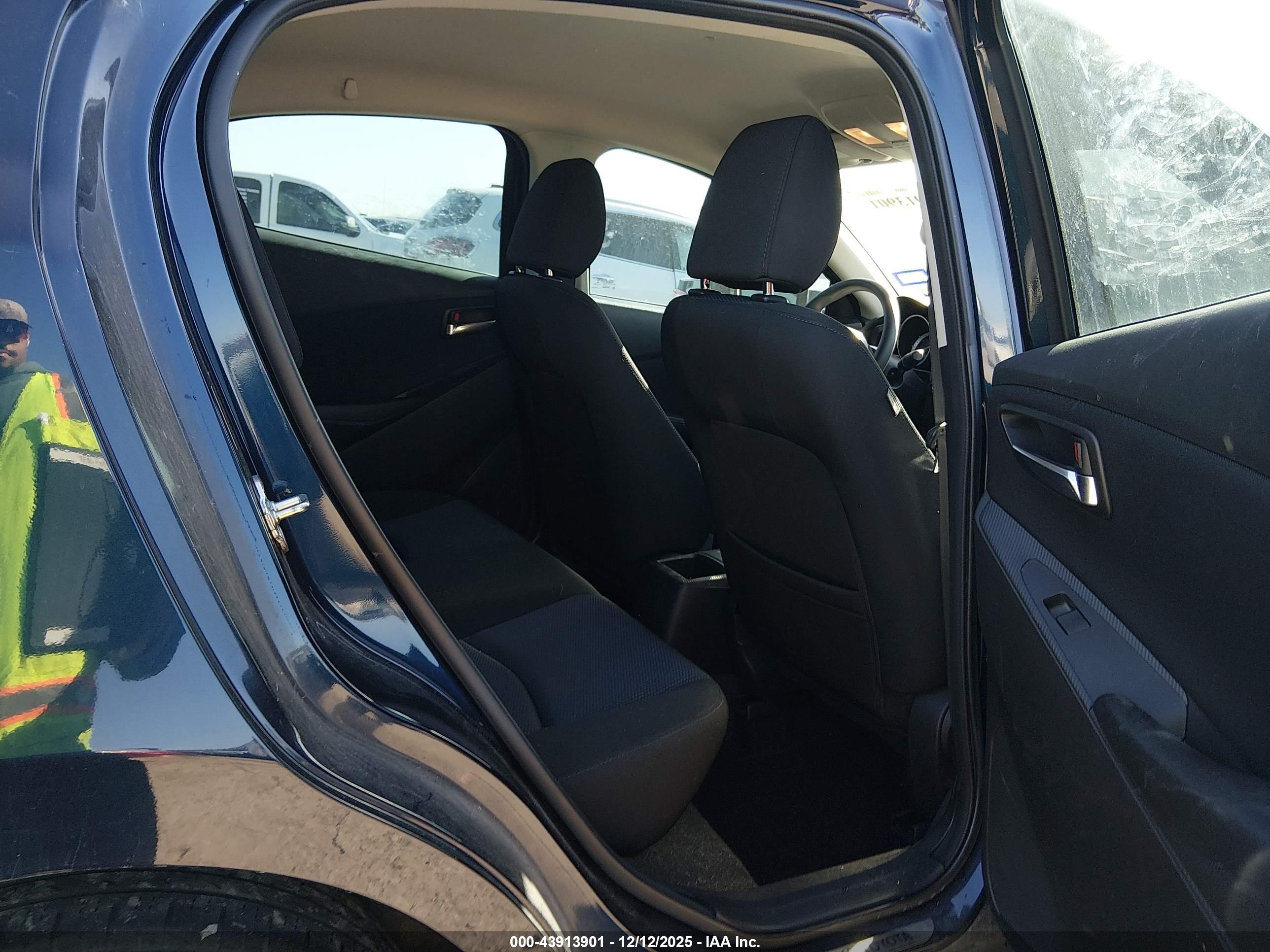 TOYOTA YARIS image 8