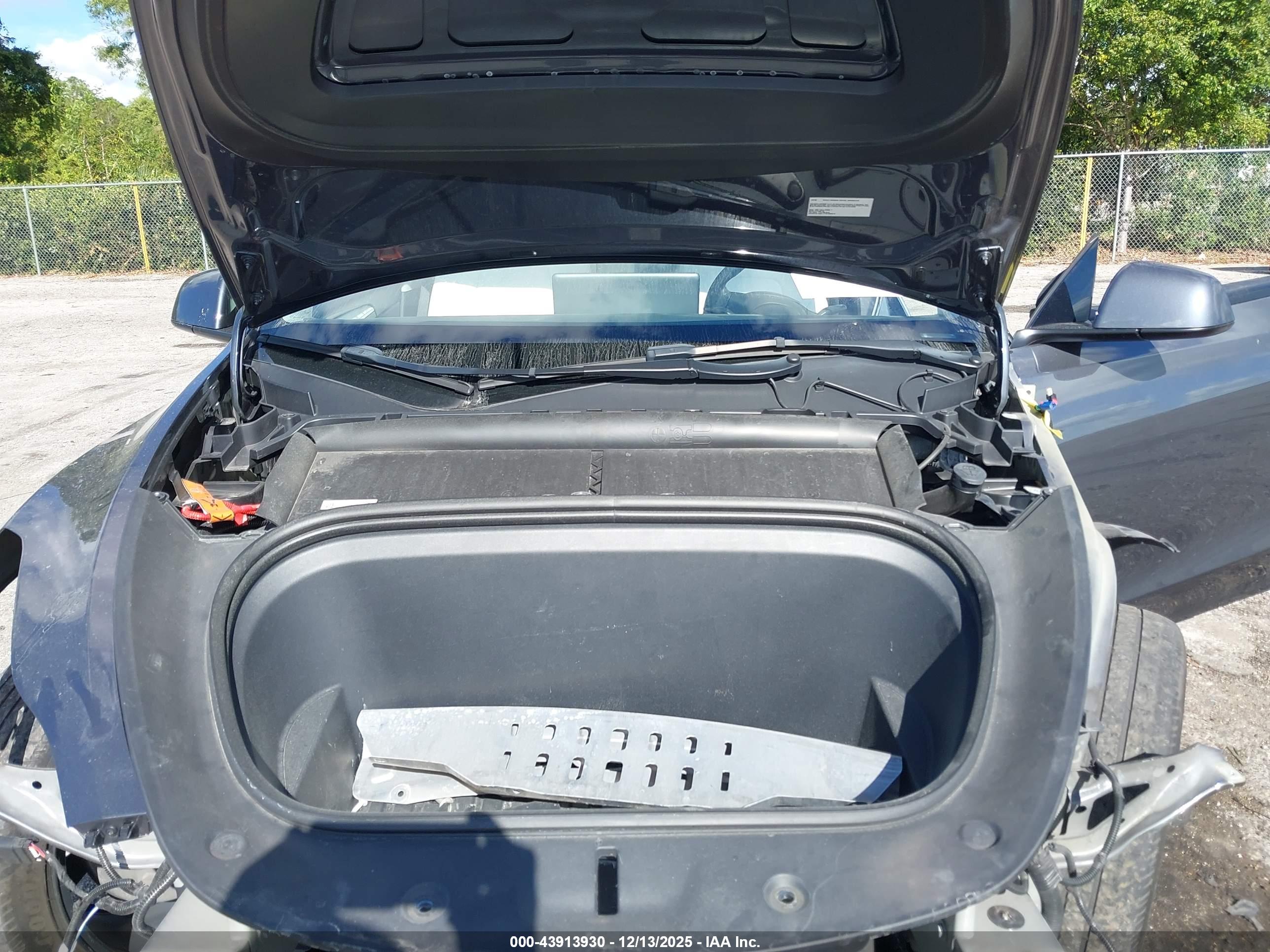 TESLA MODEL image 10