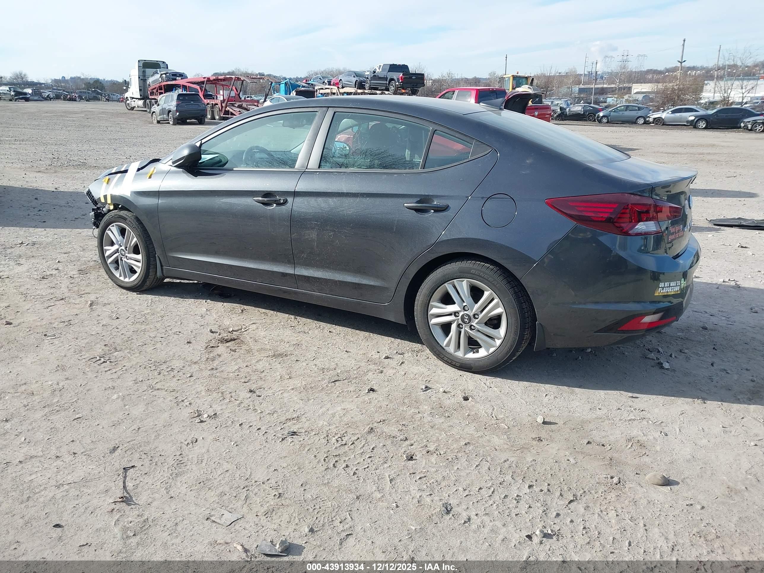 HYUNDAI ELANTRA image 3