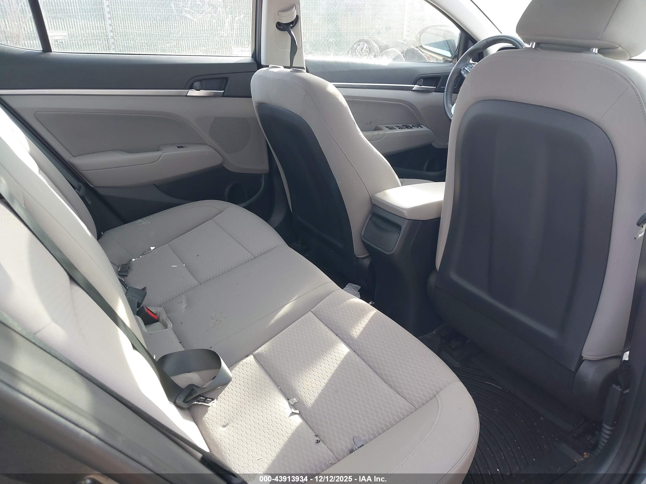 HYUNDAI ELANTRA image 8