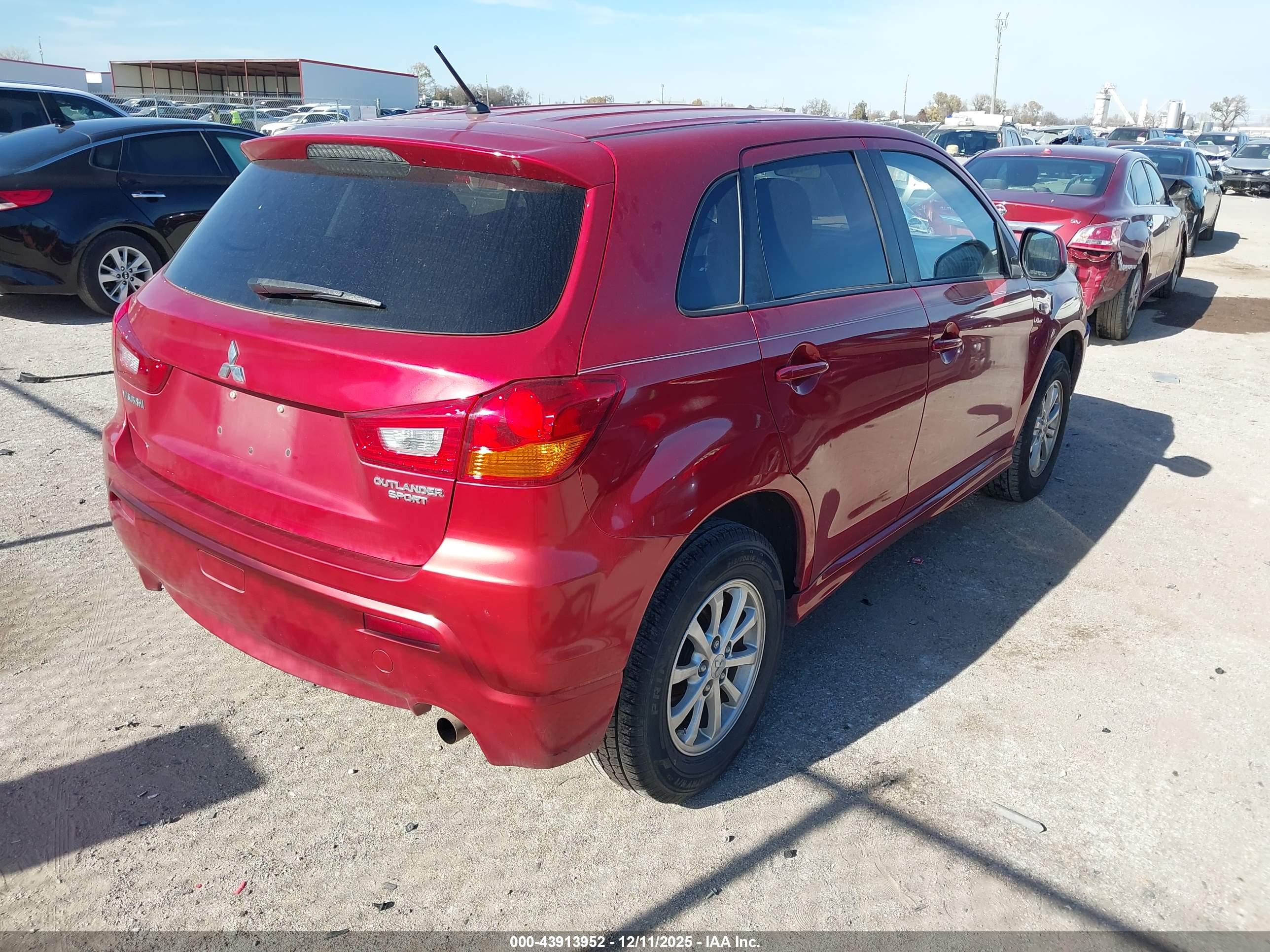 MITSUBISHI OUTLANDER image 4