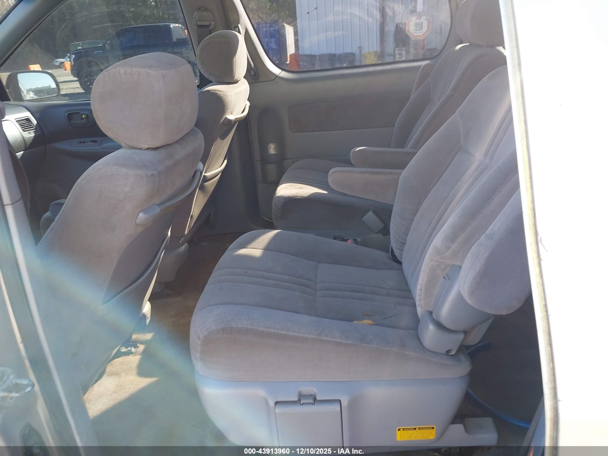 TOYOTA SIENNA image 8