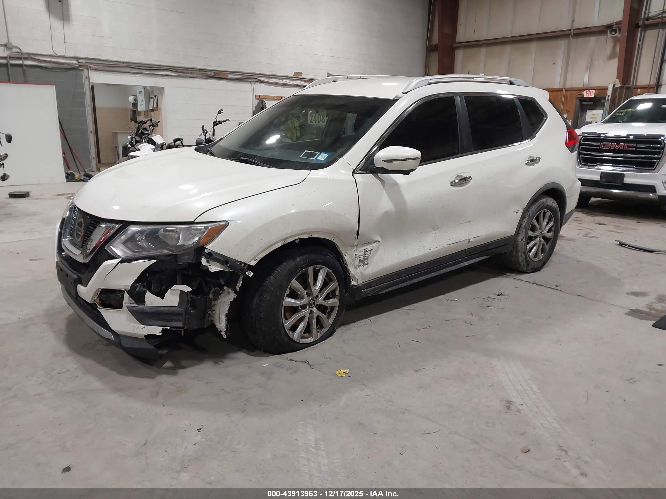 NISSAN ROGUE image 2