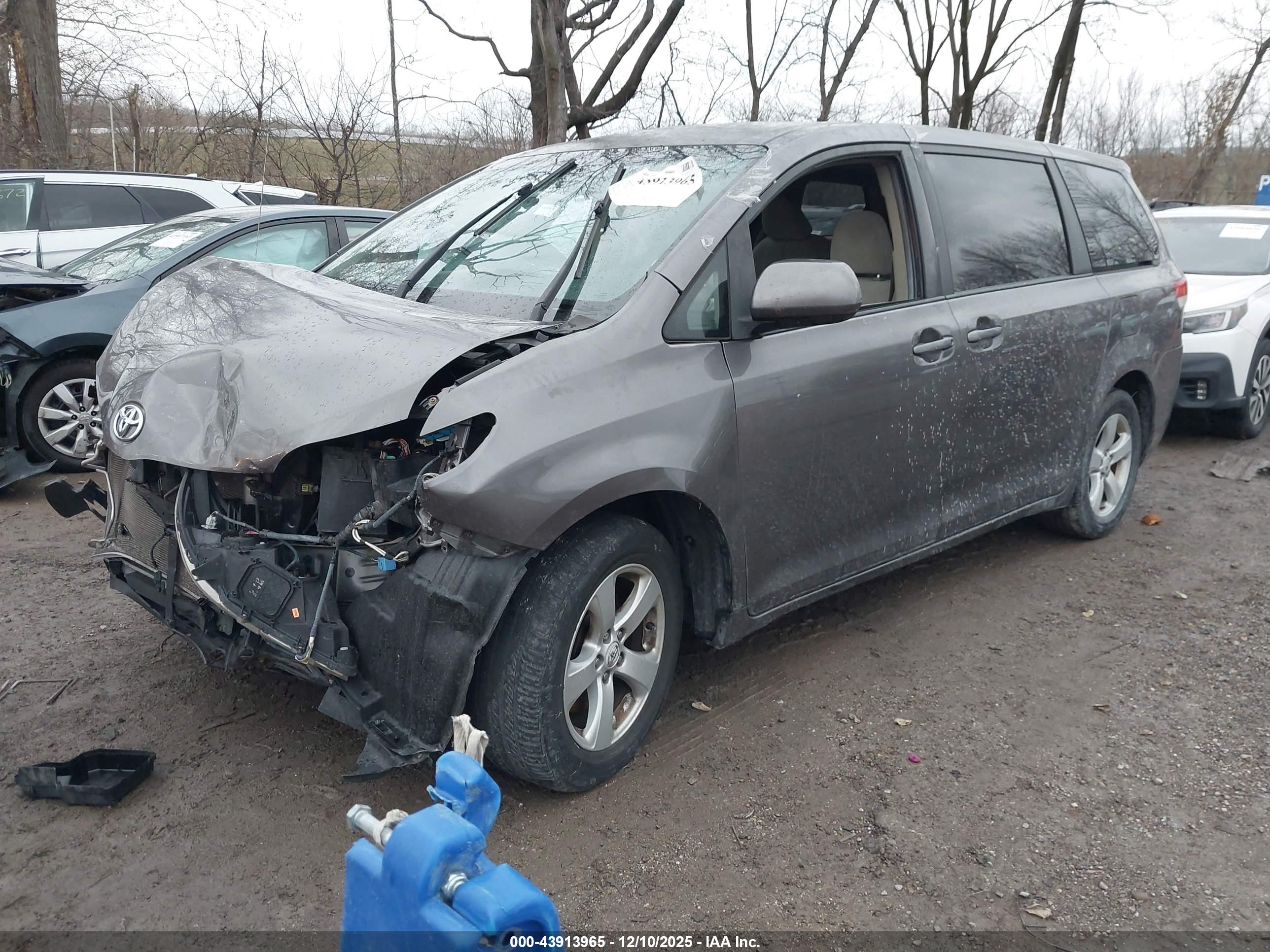 TOYOTA SIENNA image 2