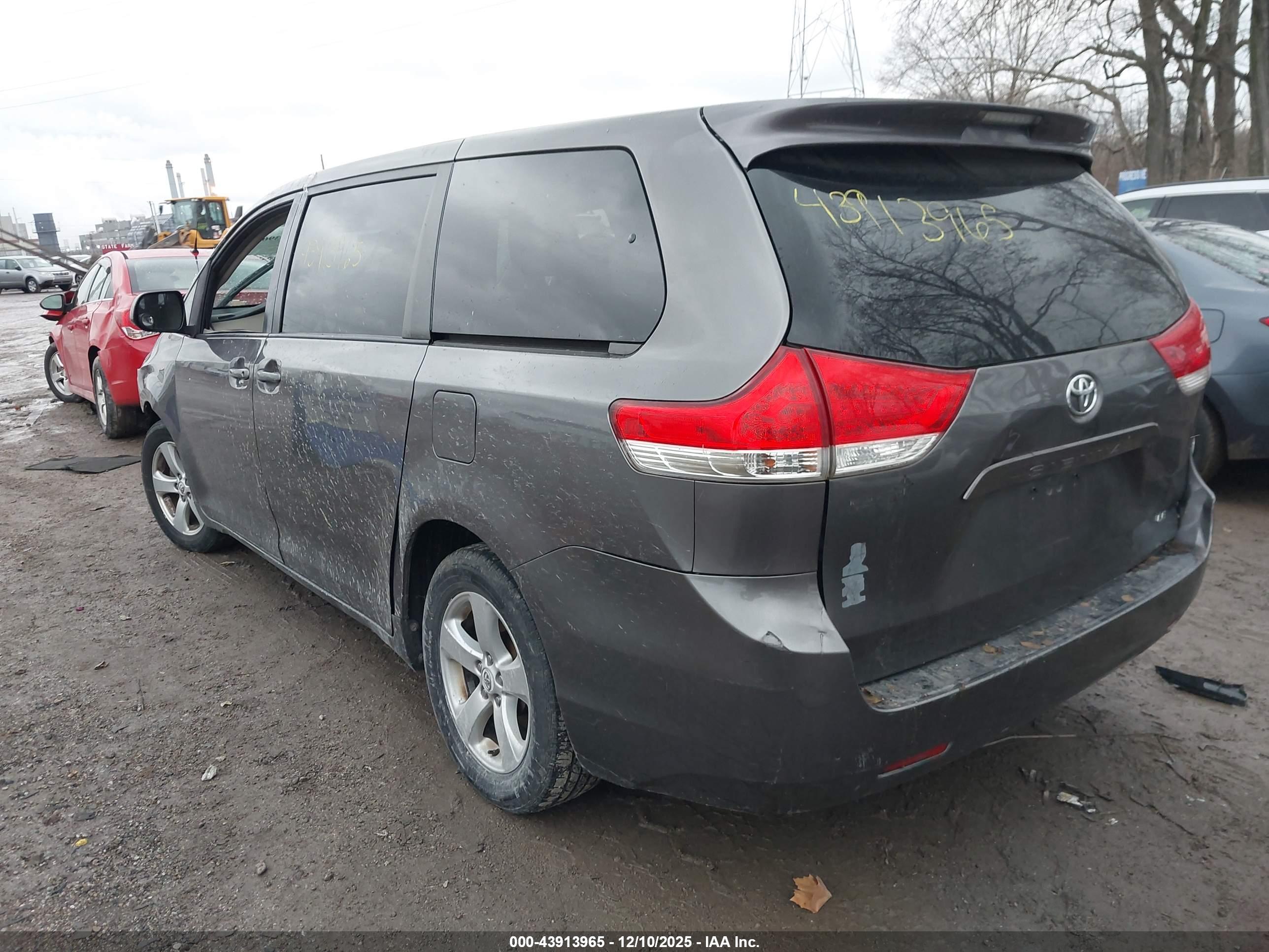 TOYOTA SIENNA image 3