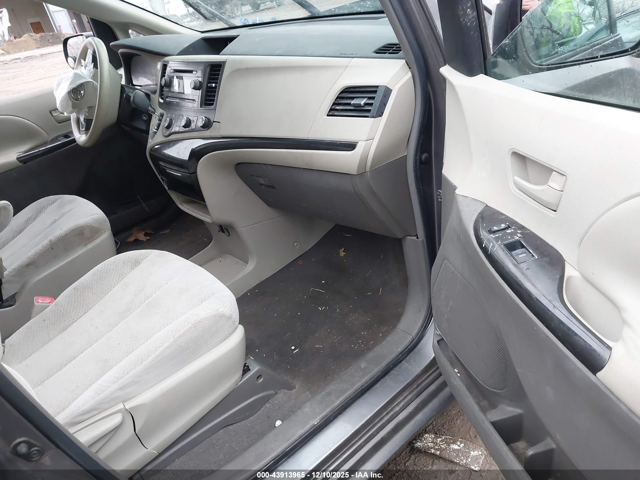 TOYOTA SIENNA image 5