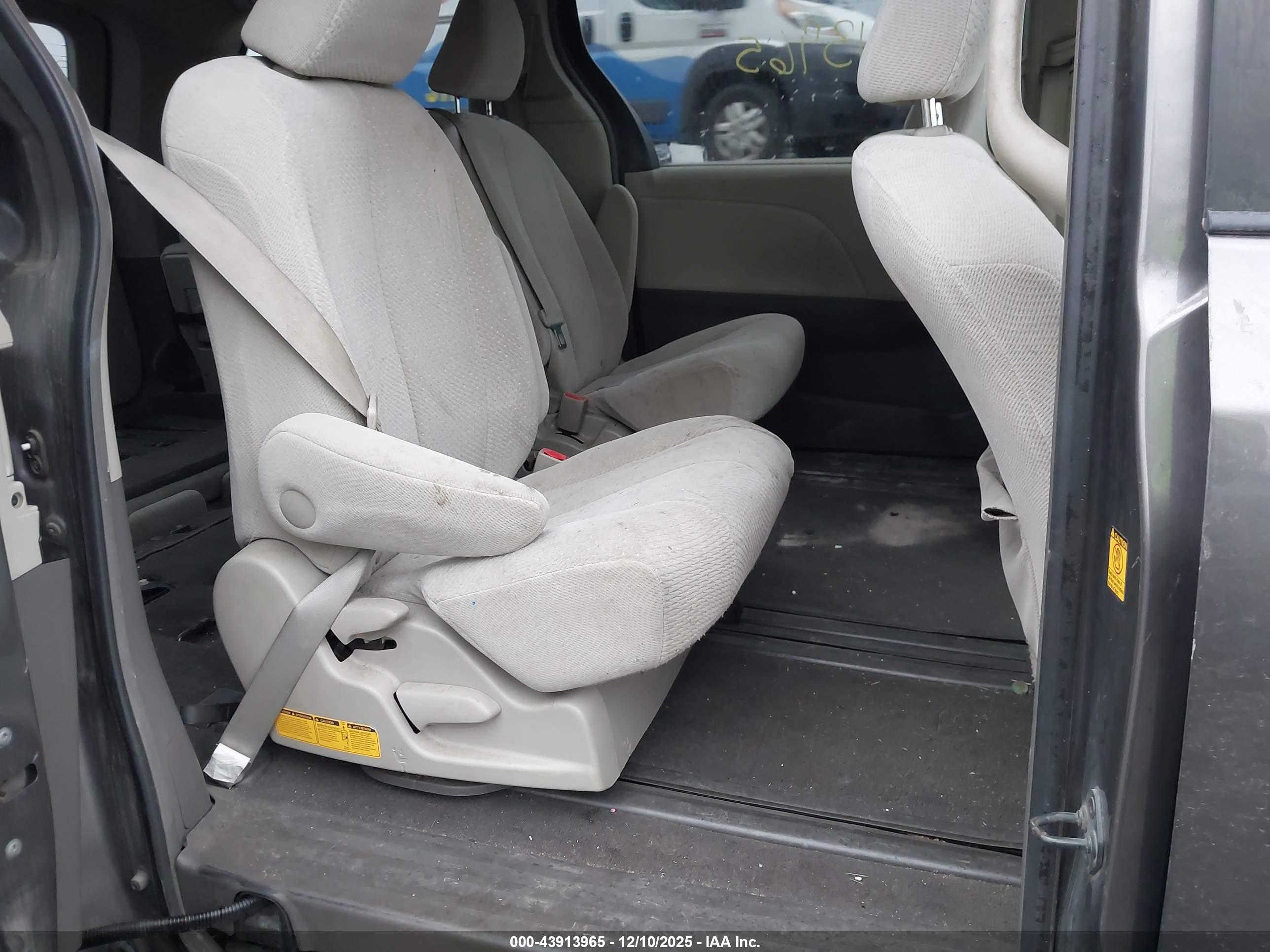 TOYOTA SIENNA image 8