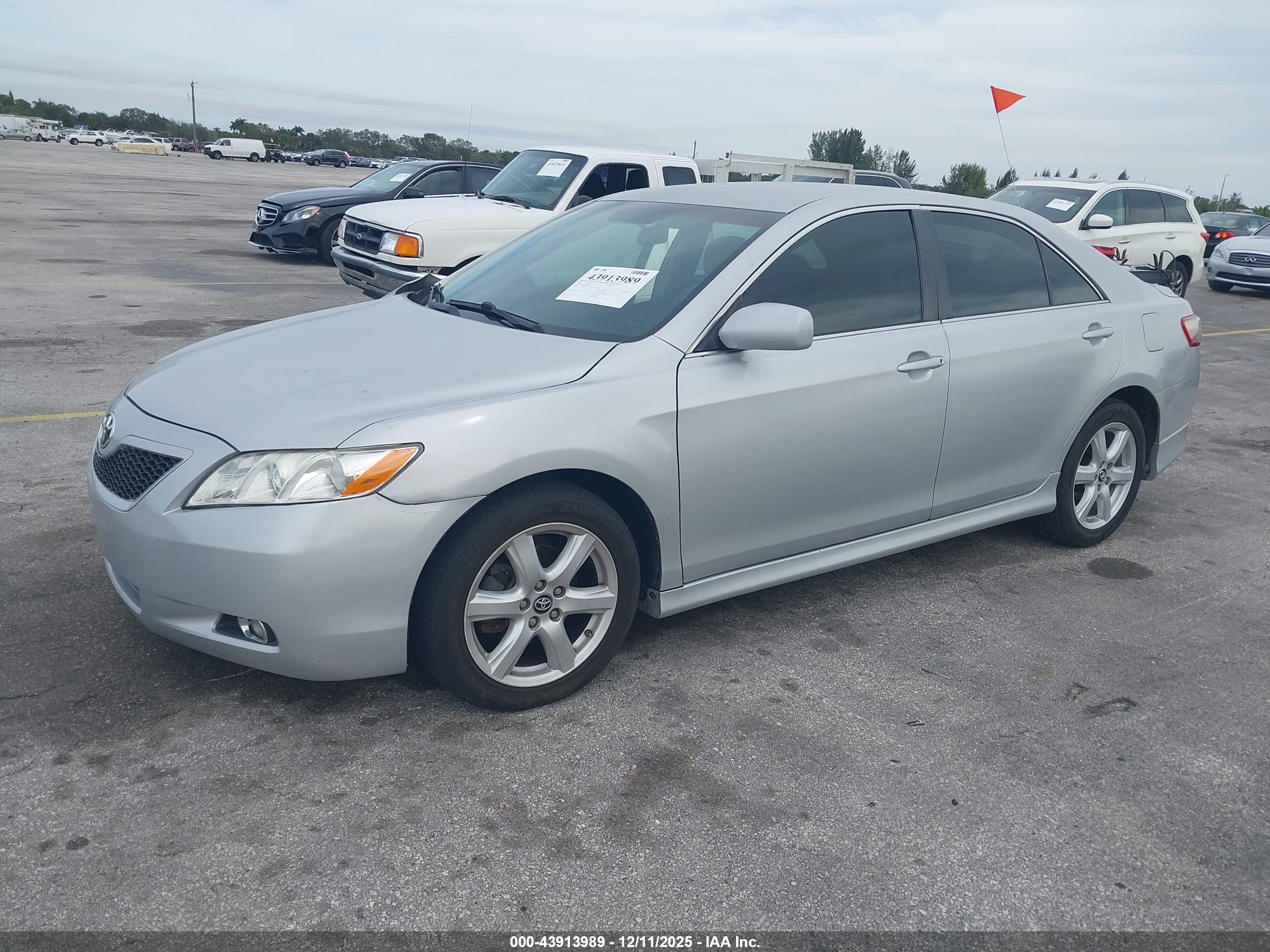 TOYOTA CAMRY image 2