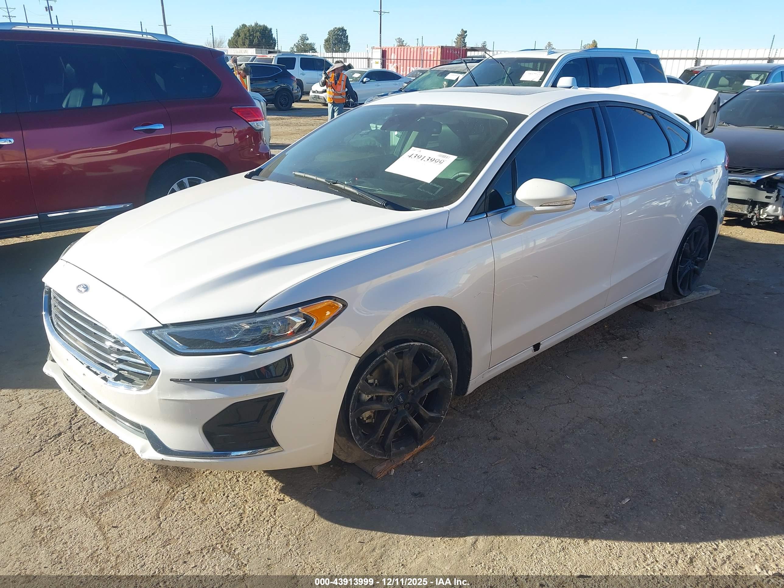 FORD FUSION image 2