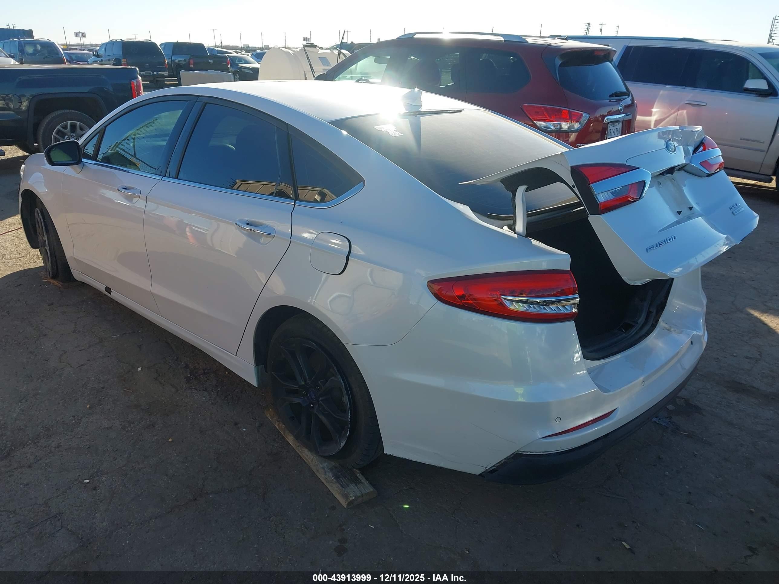 FORD FUSION image 3