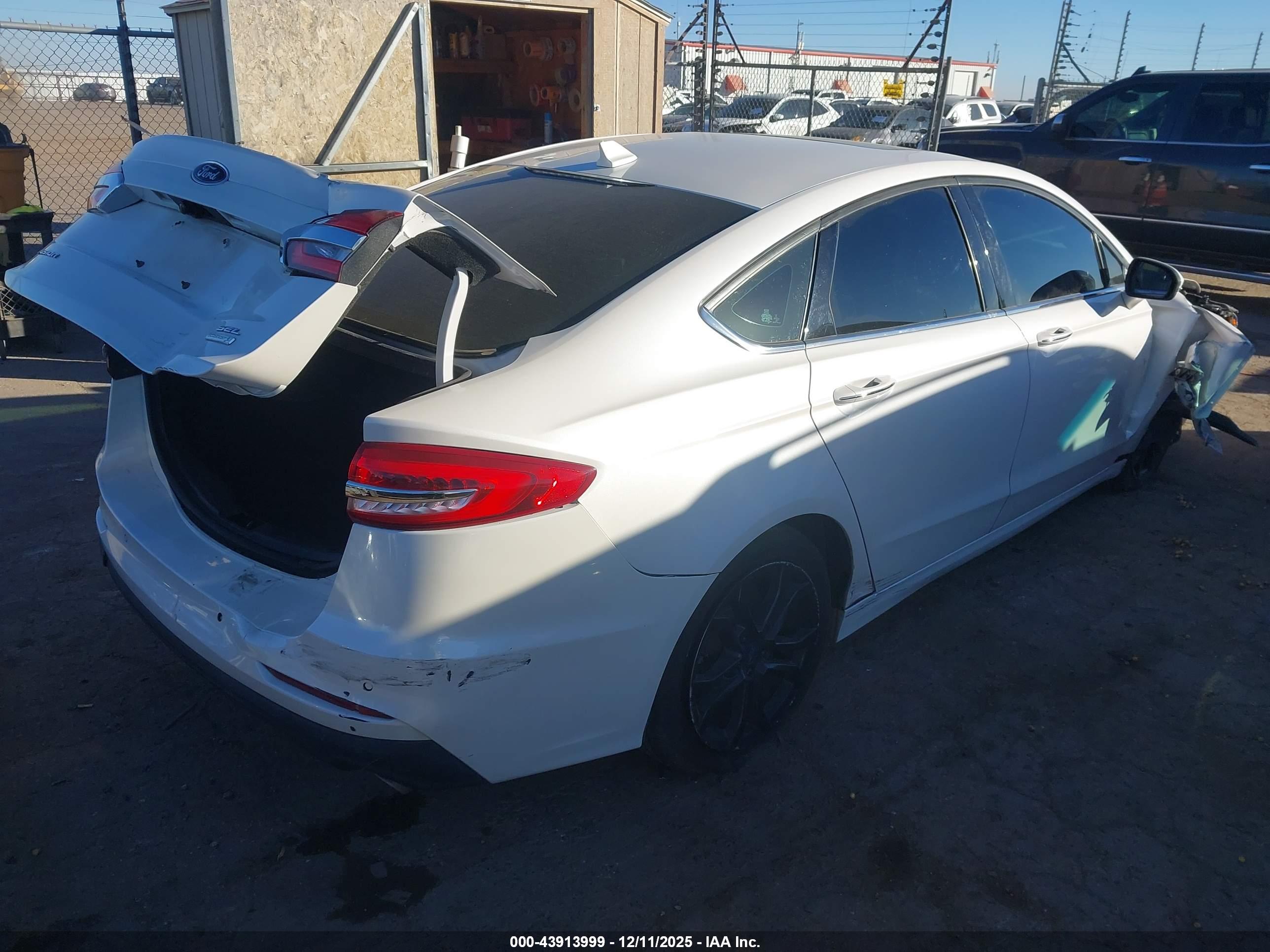 FORD FUSION image 4
