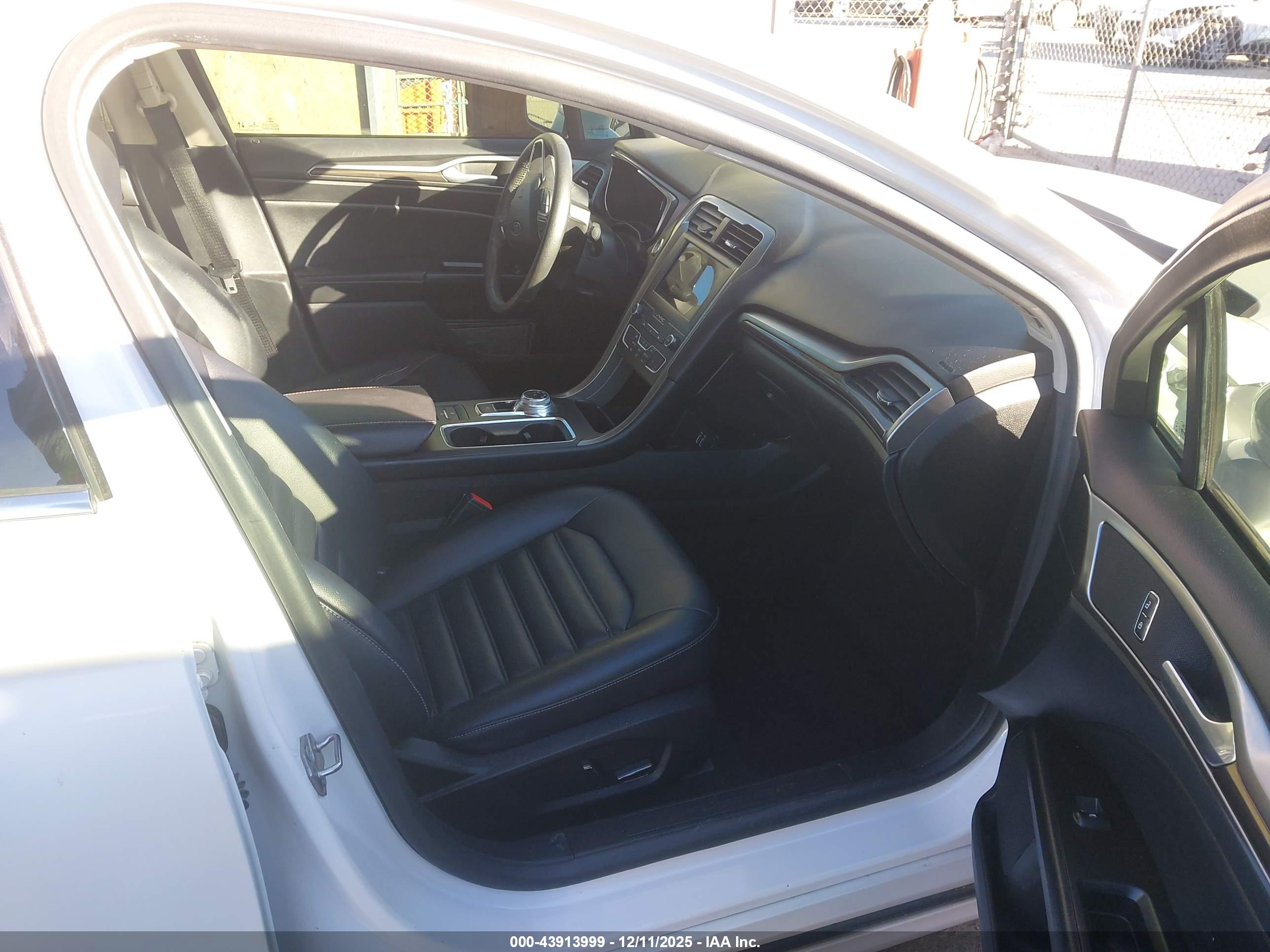 FORD FUSION image 5