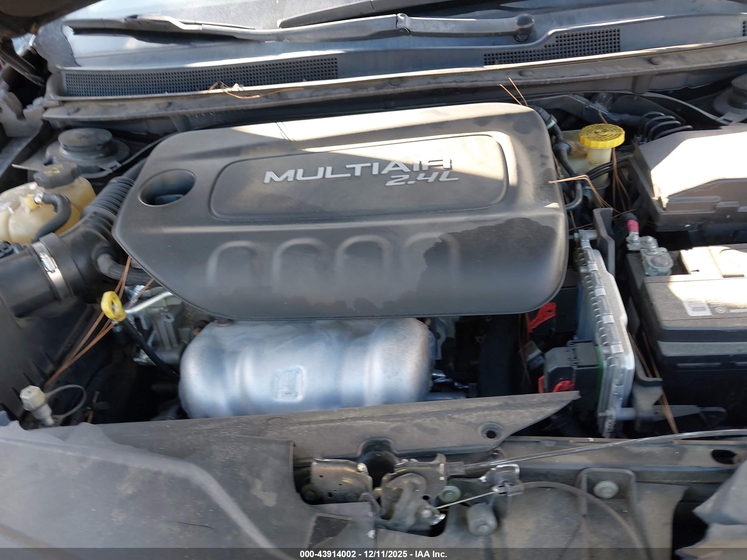 CHRYSLER 200 image 10