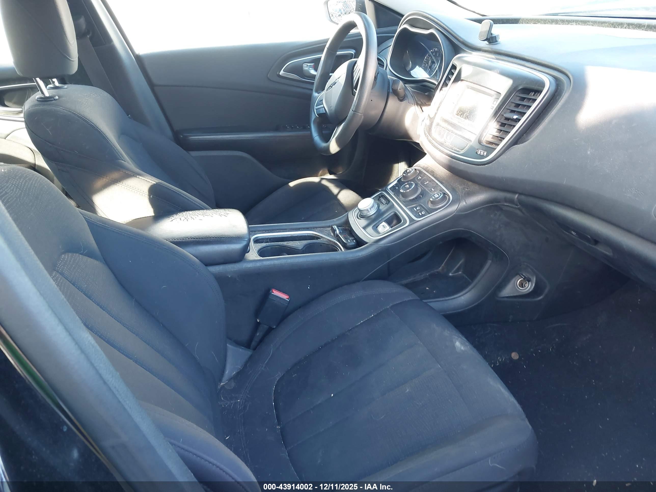 CHRYSLER 200 image 5
