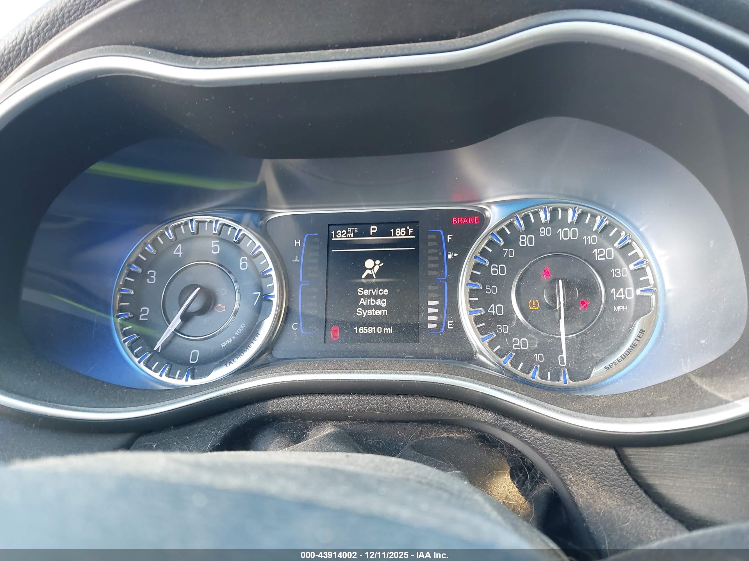 CHRYSLER 200 image 7