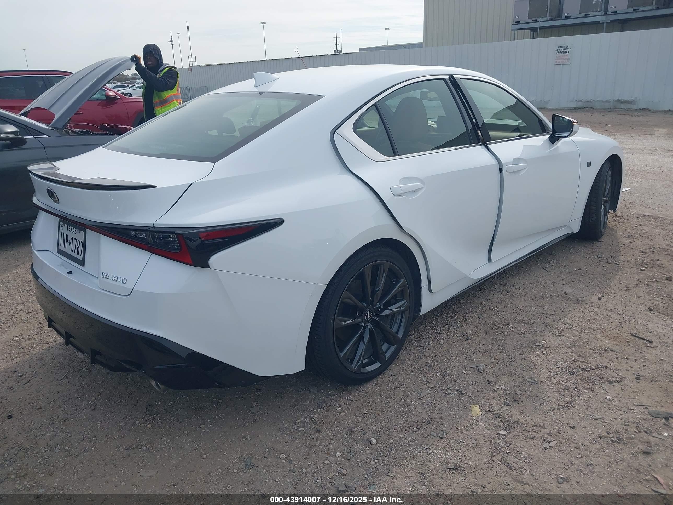 LEXUS IS image 4