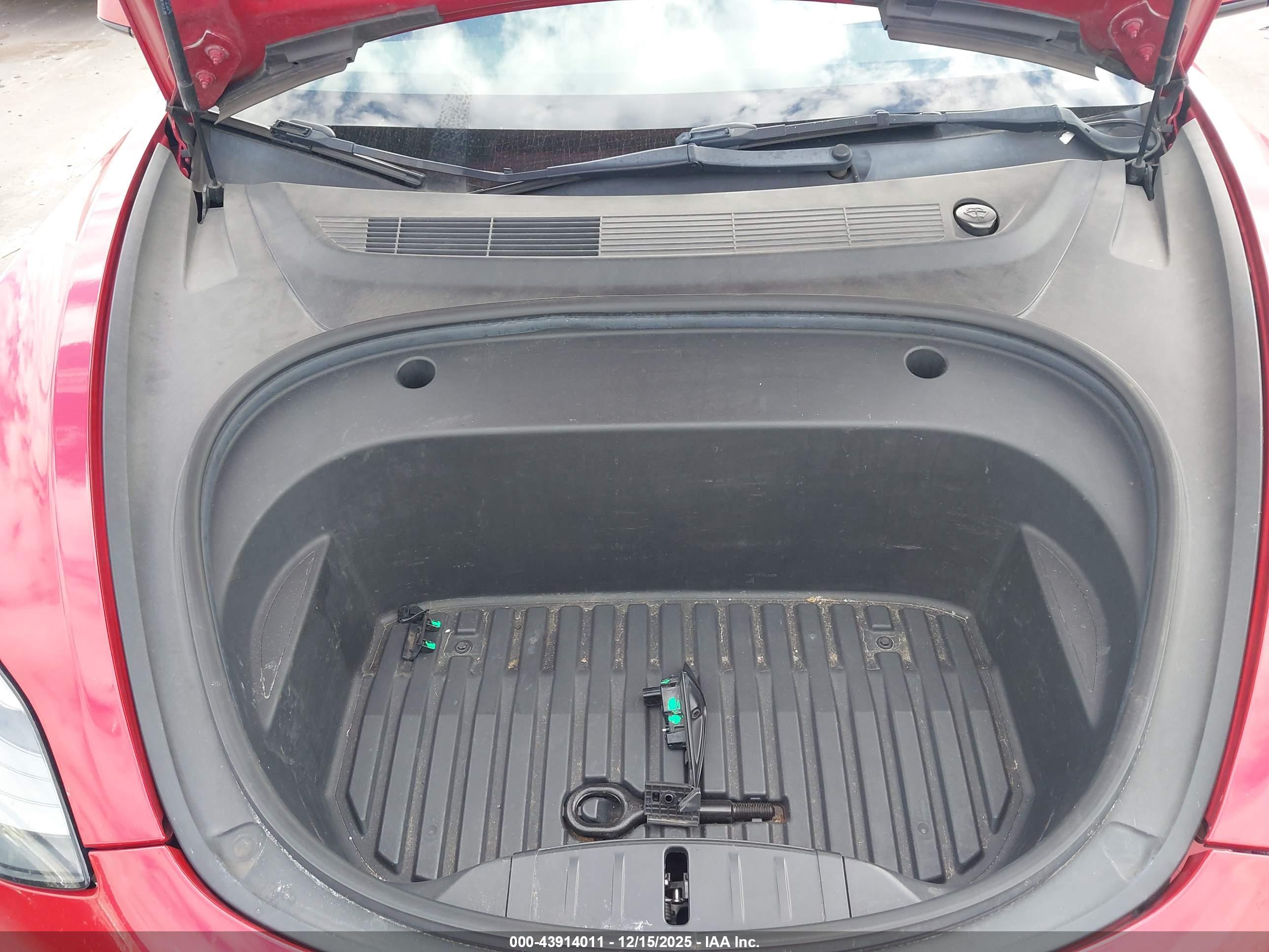 TESLA MODEL image 10