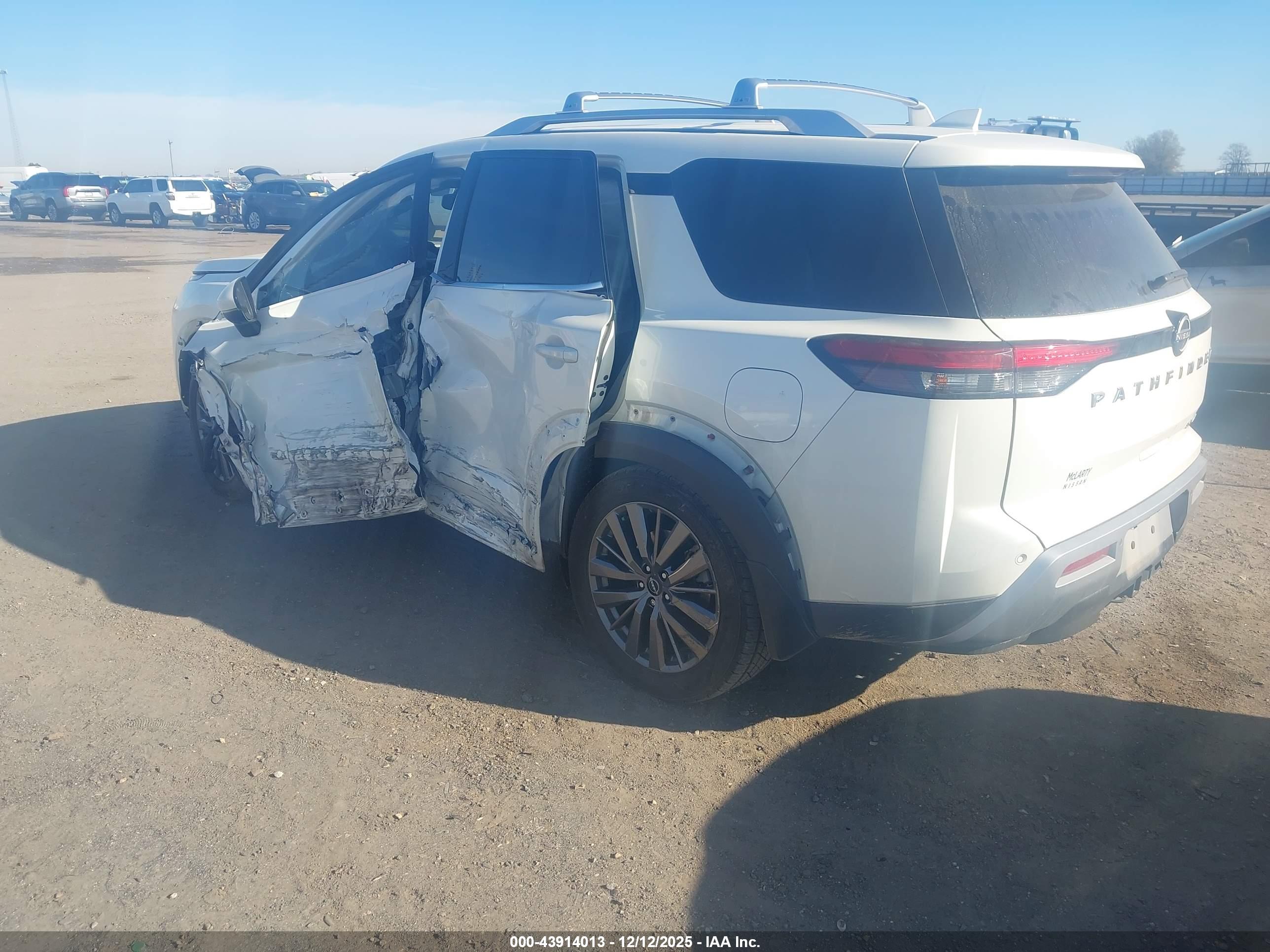 NISSAN PATHFINDER image 3