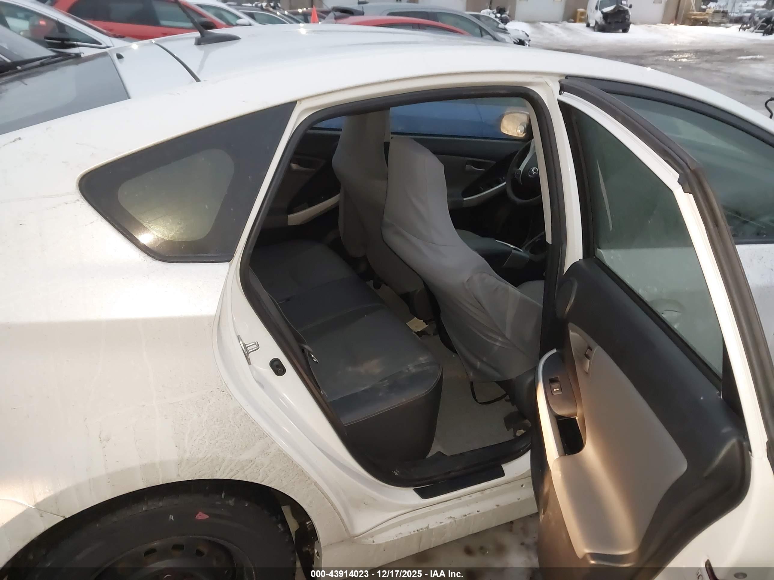 TOYOTA PRIUS image 8