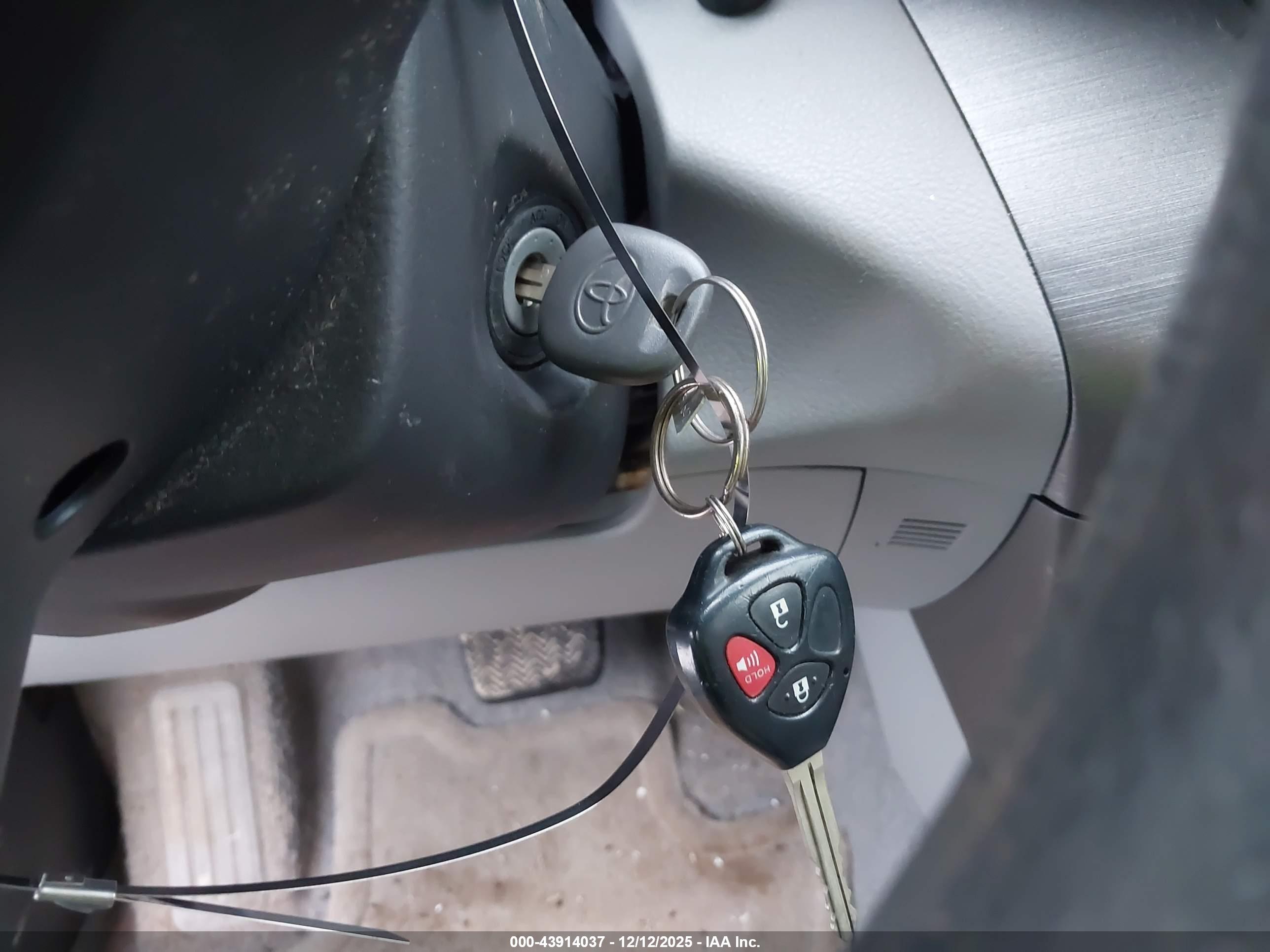 TOYOTA RAV4 image 11