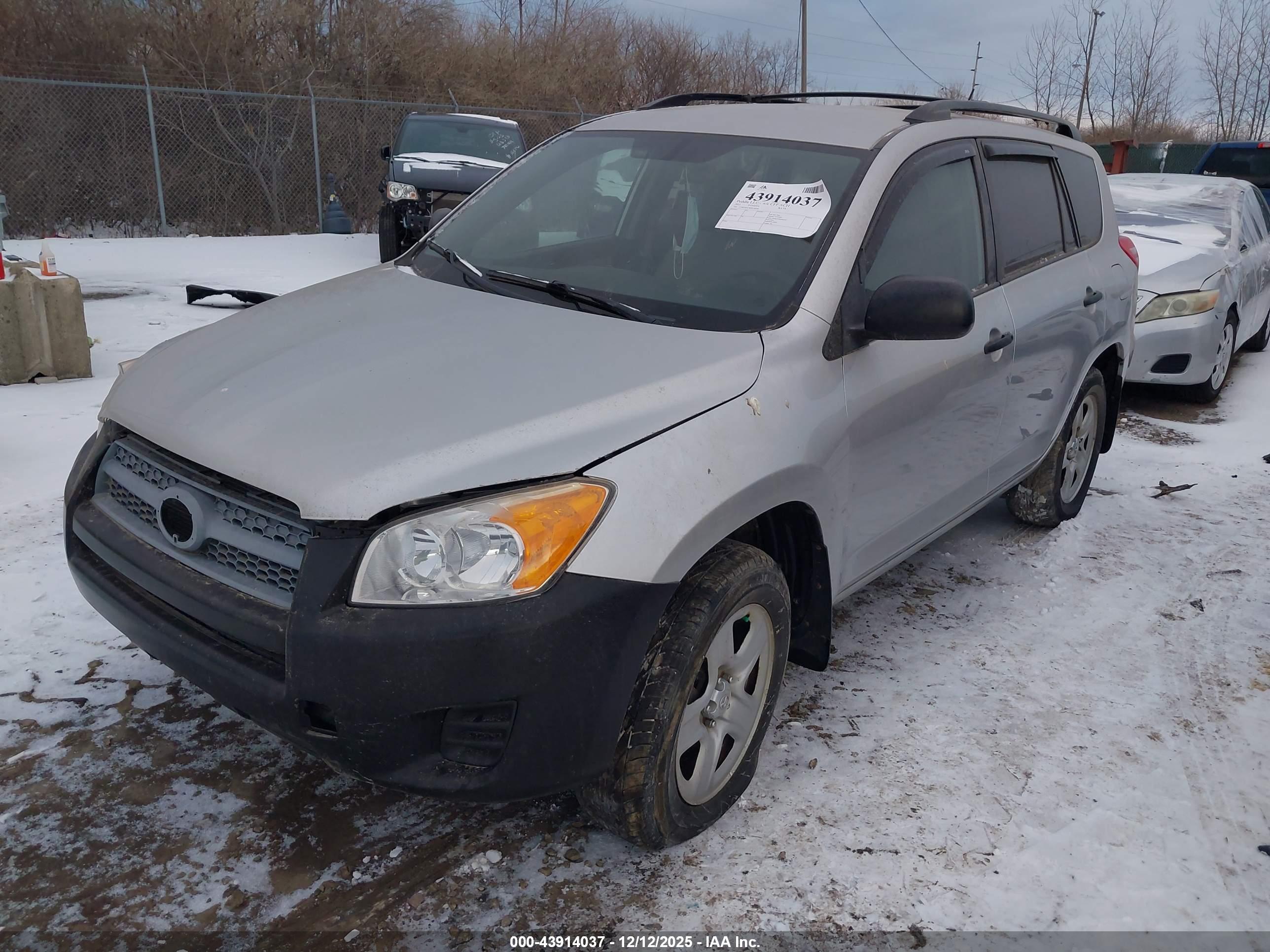 TOYOTA RAV4 image 2