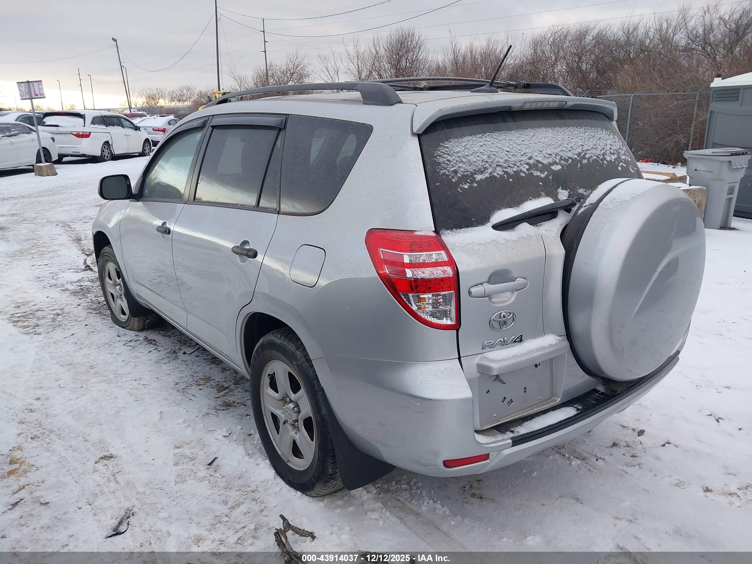 TOYOTA RAV4 image 3