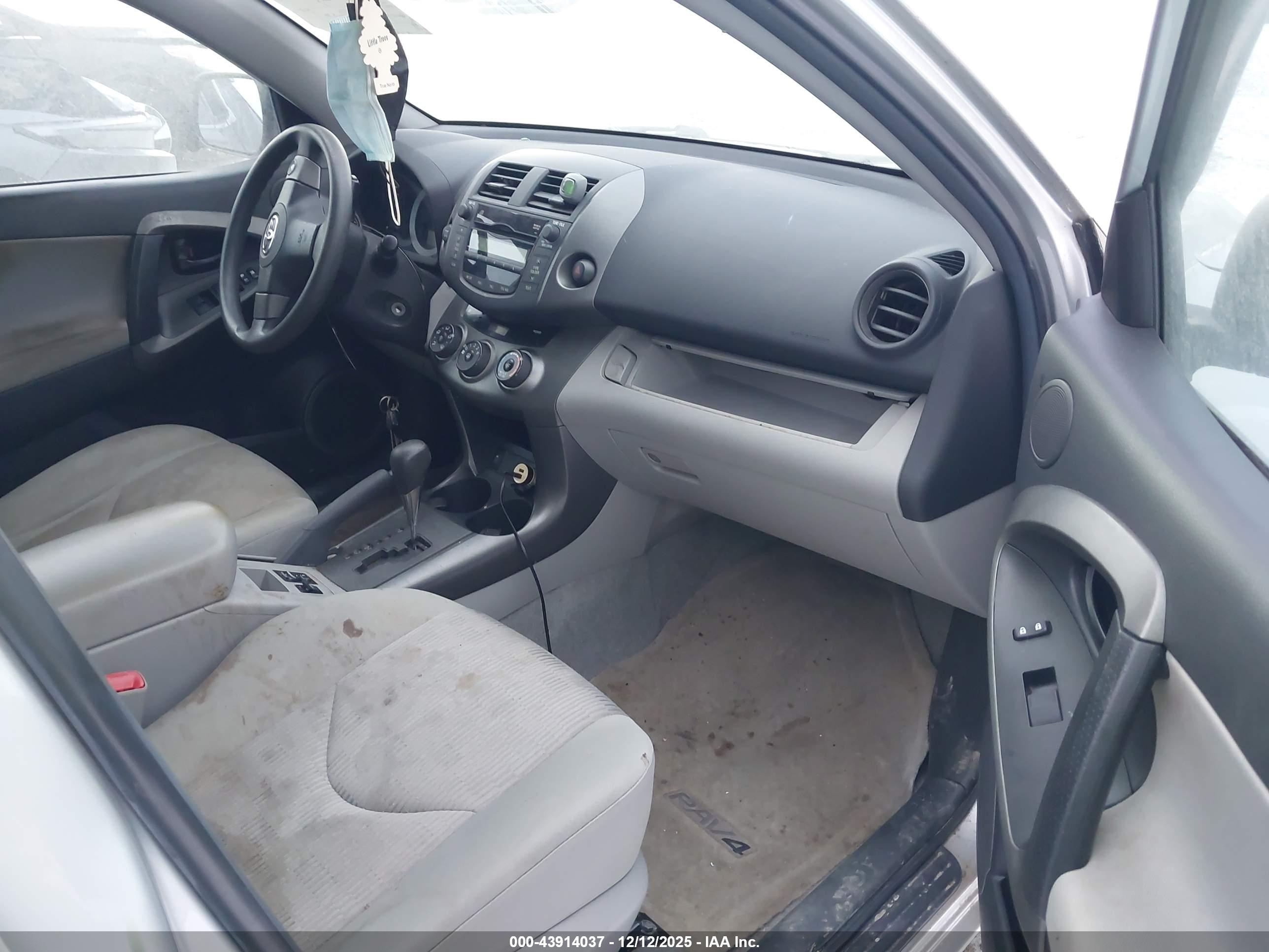 TOYOTA RAV4 image 5