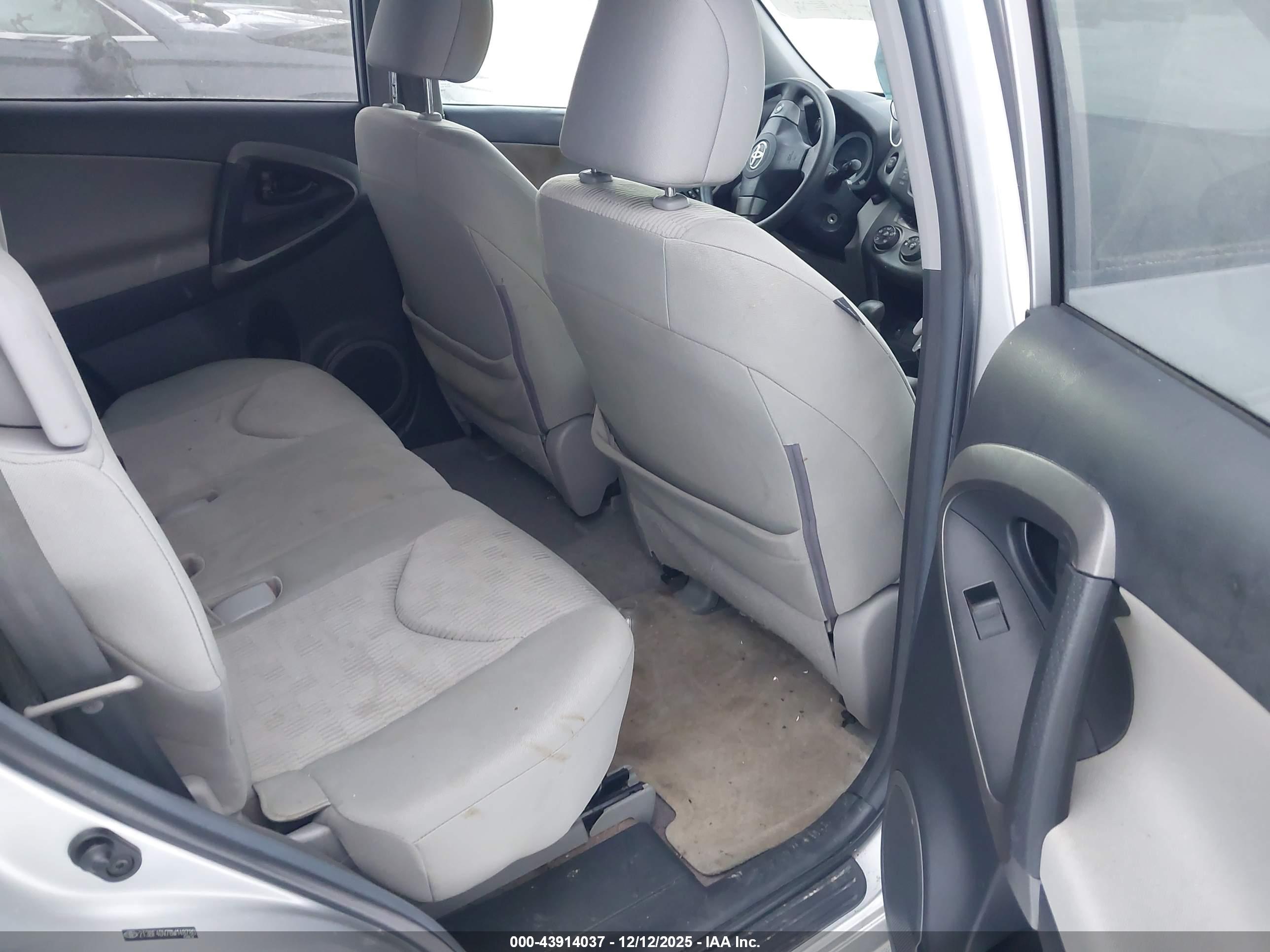 TOYOTA RAV4 image 8