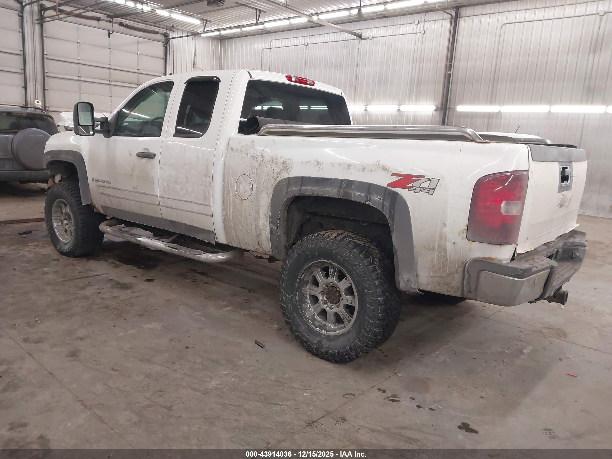 CHEVROLET SILVERADO image 3